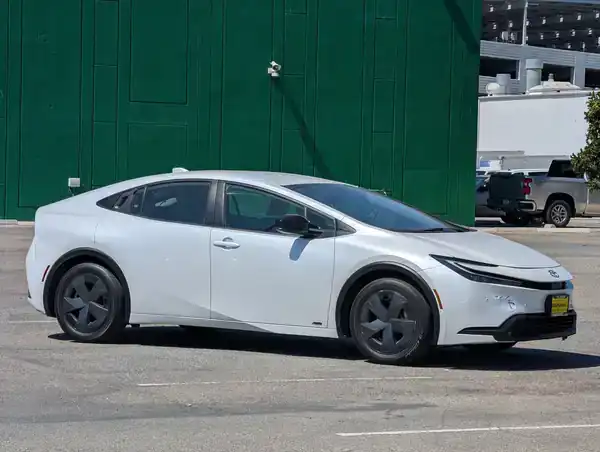2023 Toyota Prius LE AWD's photo