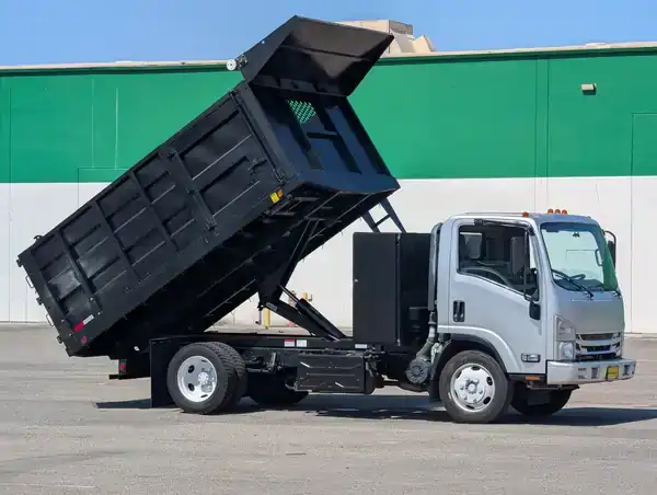 2019 Isuzu NRR's photo