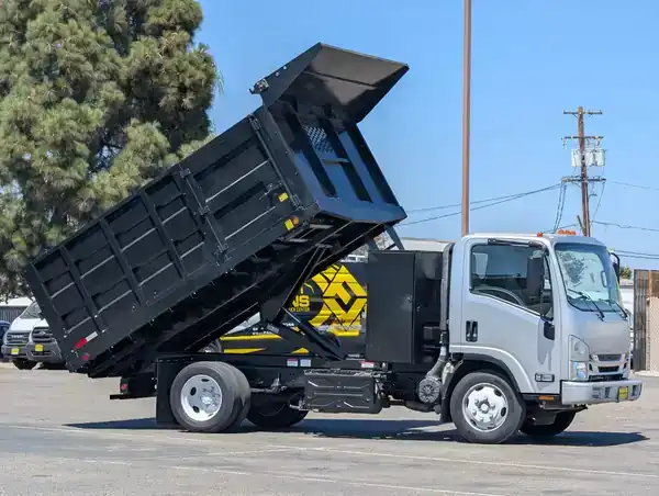 2019 Isuzu NRR's photo