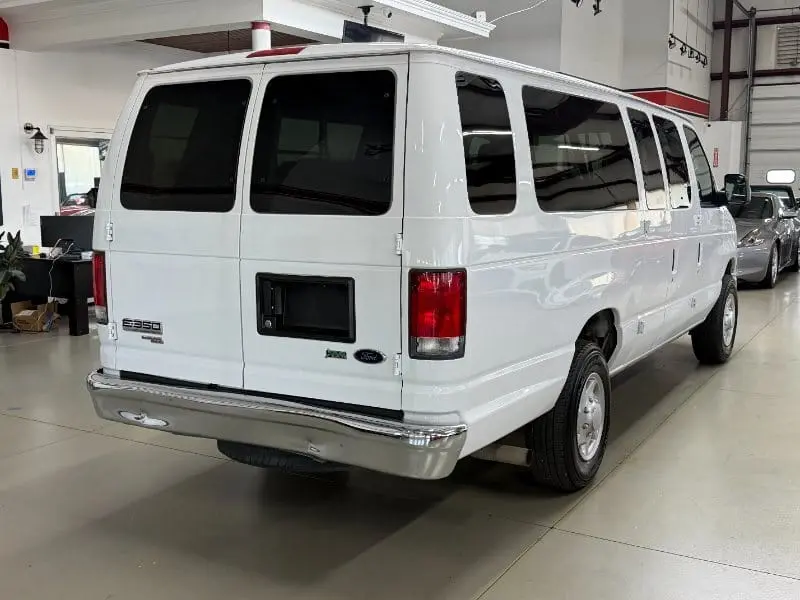 2014 Ford E-Series XLT E-350 Super Duty Extended photo 3