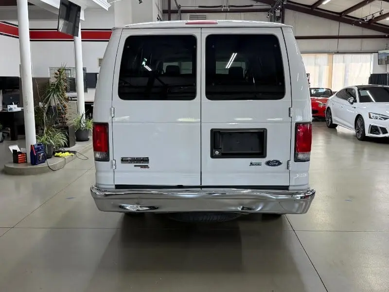 2014 Ford E-Series XLT E-350 Super Duty Extended photo 4
