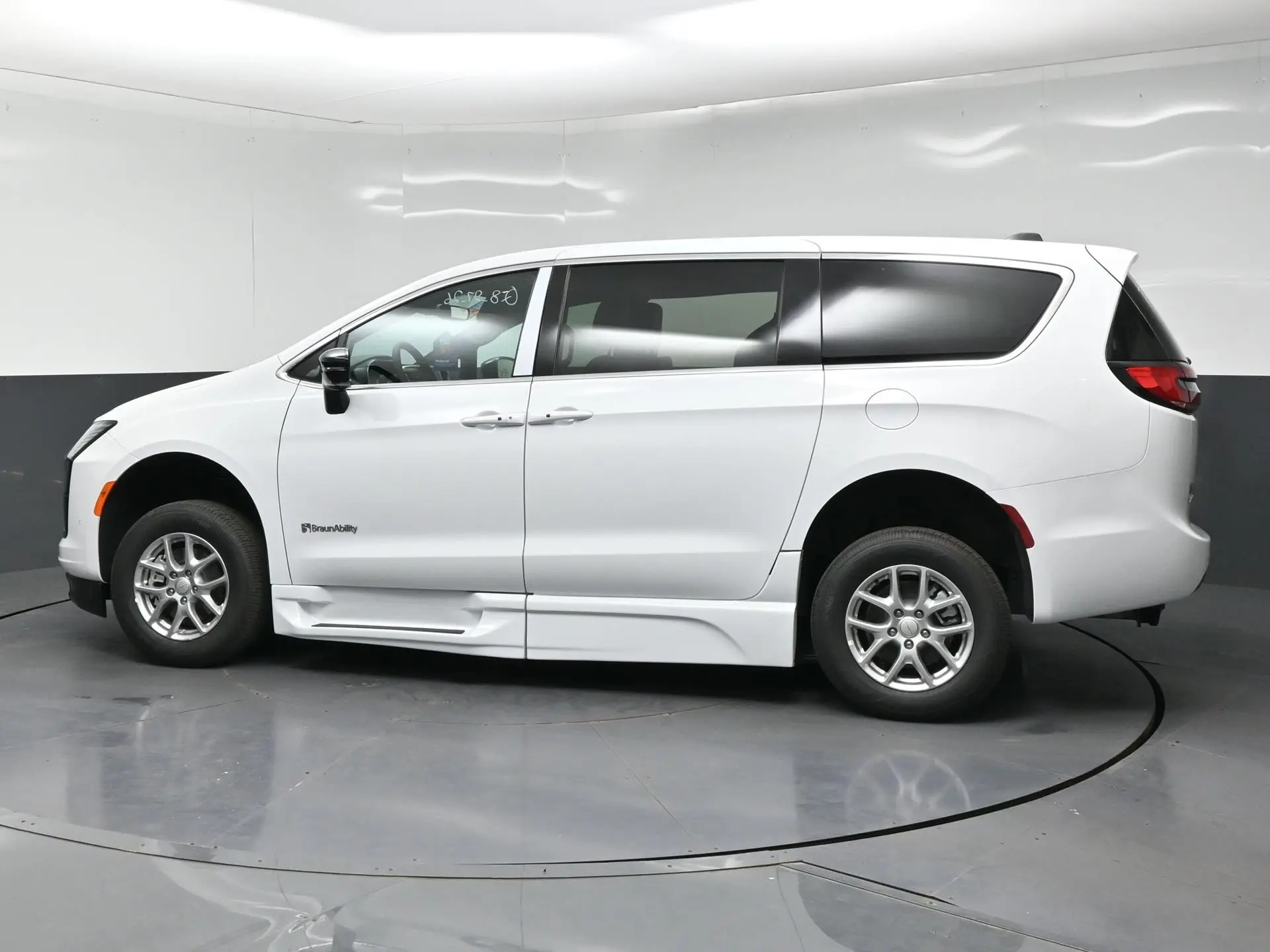2027 Chrysler Pacifica Select photo 4