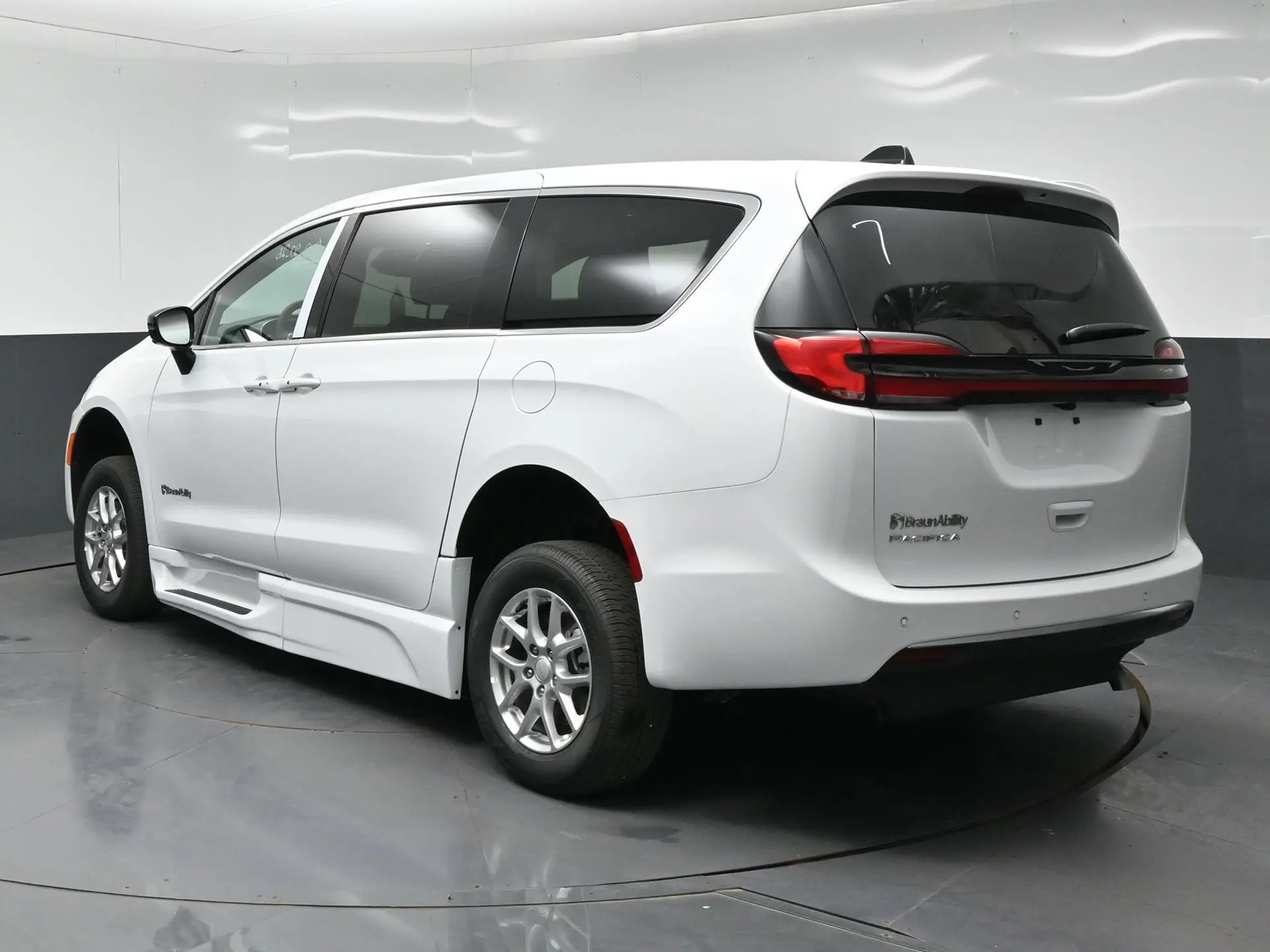 2027 Chrysler Pacifica Select photo 5
