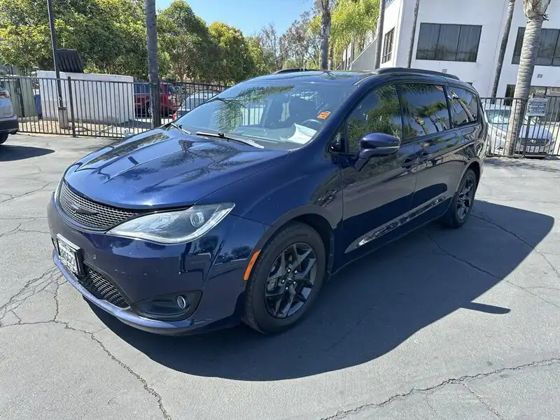 2020 Chrysler Pacifica Limited's photo