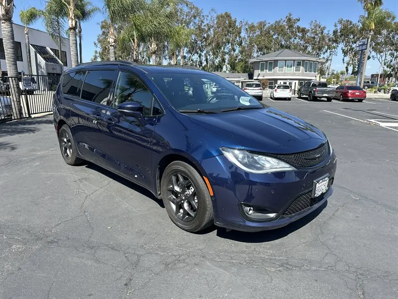 2020 Chrysler Pacifica Limited photo 3
