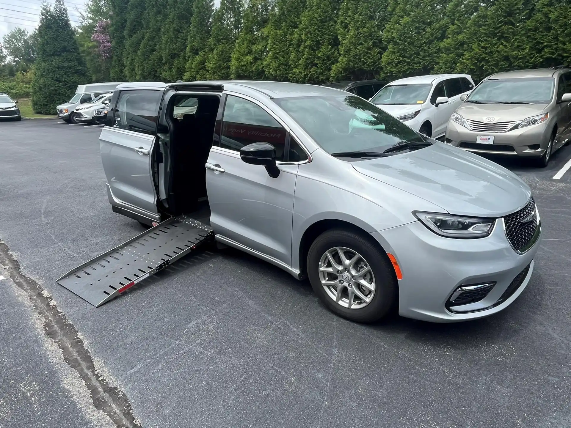 2026 Chrysler Pacifica Select's photo