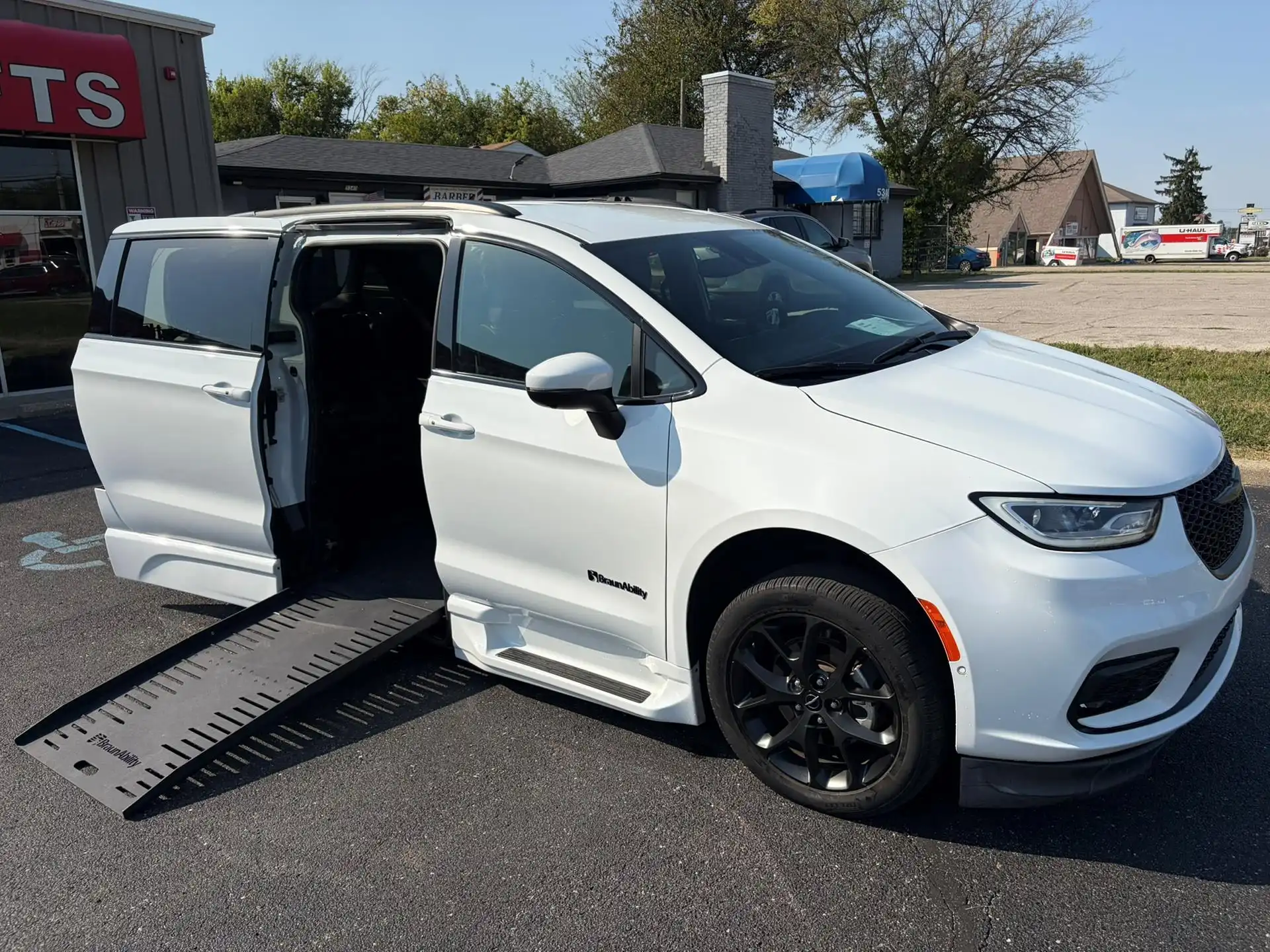 2023 Chrysler Pacifica Touring L's photo