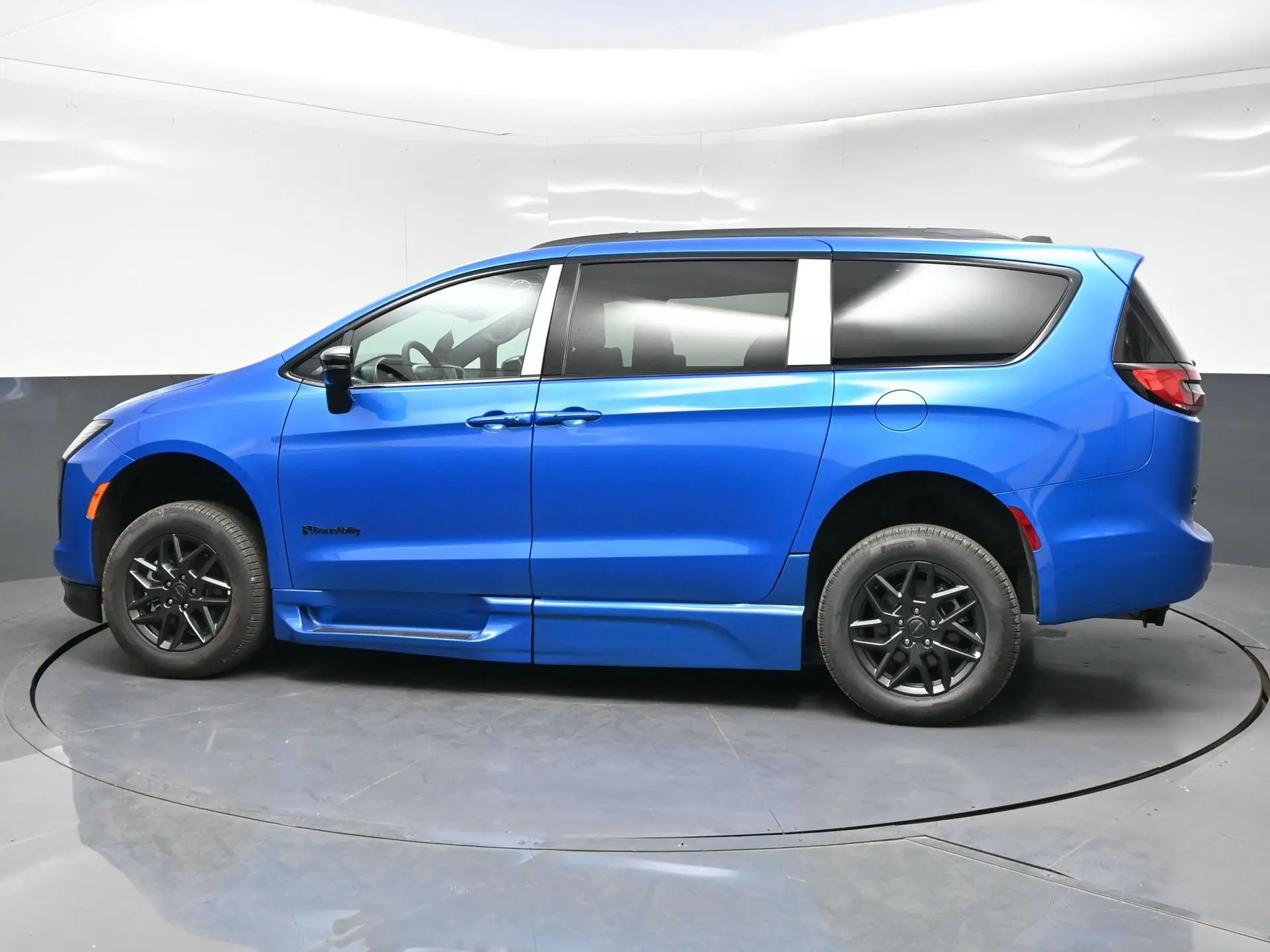 2027 Chrysler Pacifica Select photo 4