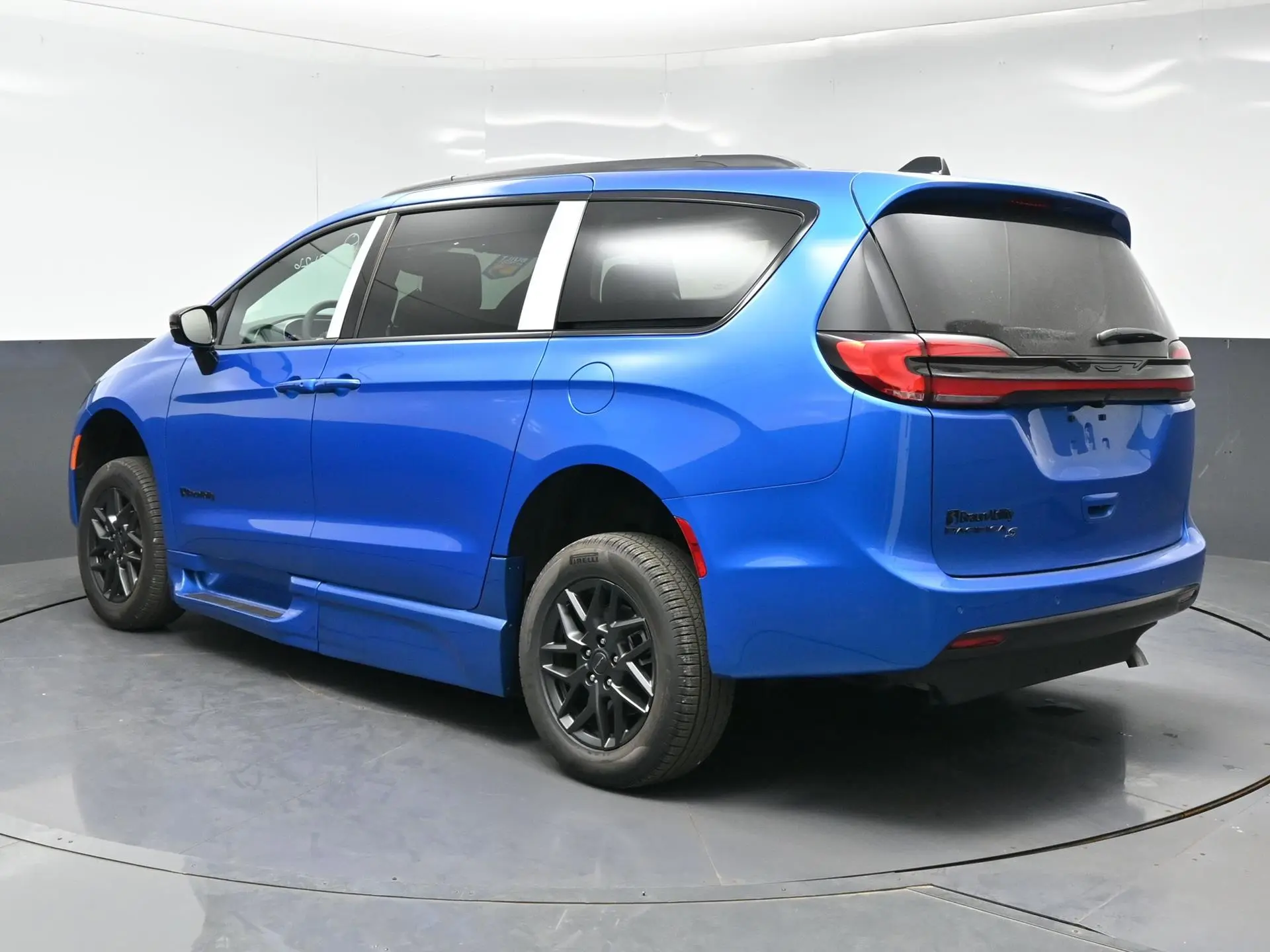 2027 Chrysler Pacifica Select photo 5