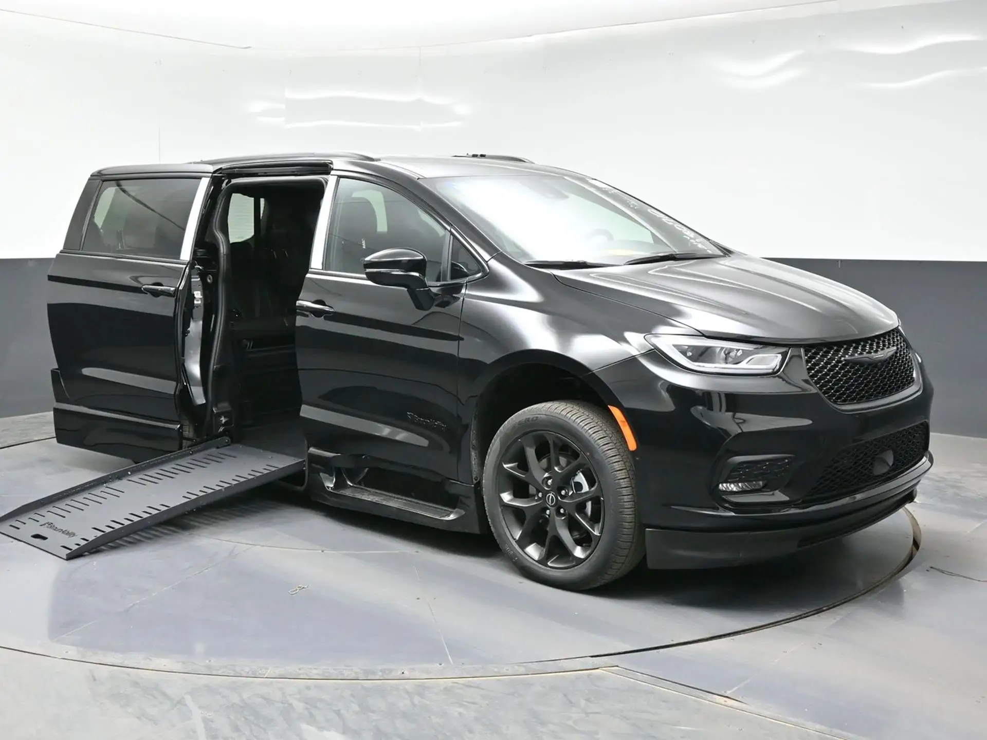 2026 Chrysler Pacifica Select photo 1