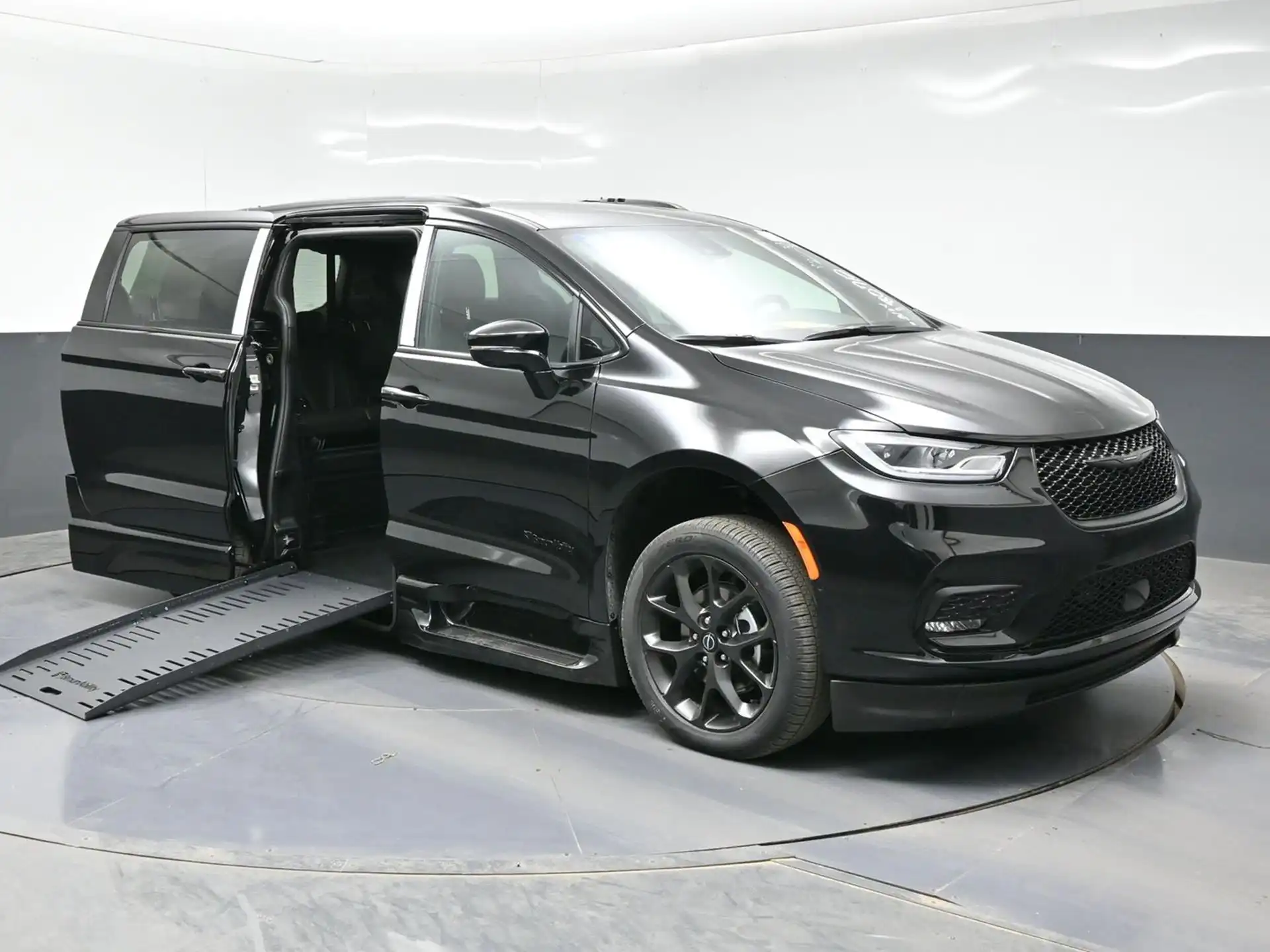 2026 Chrysler Pacifica Select's photo