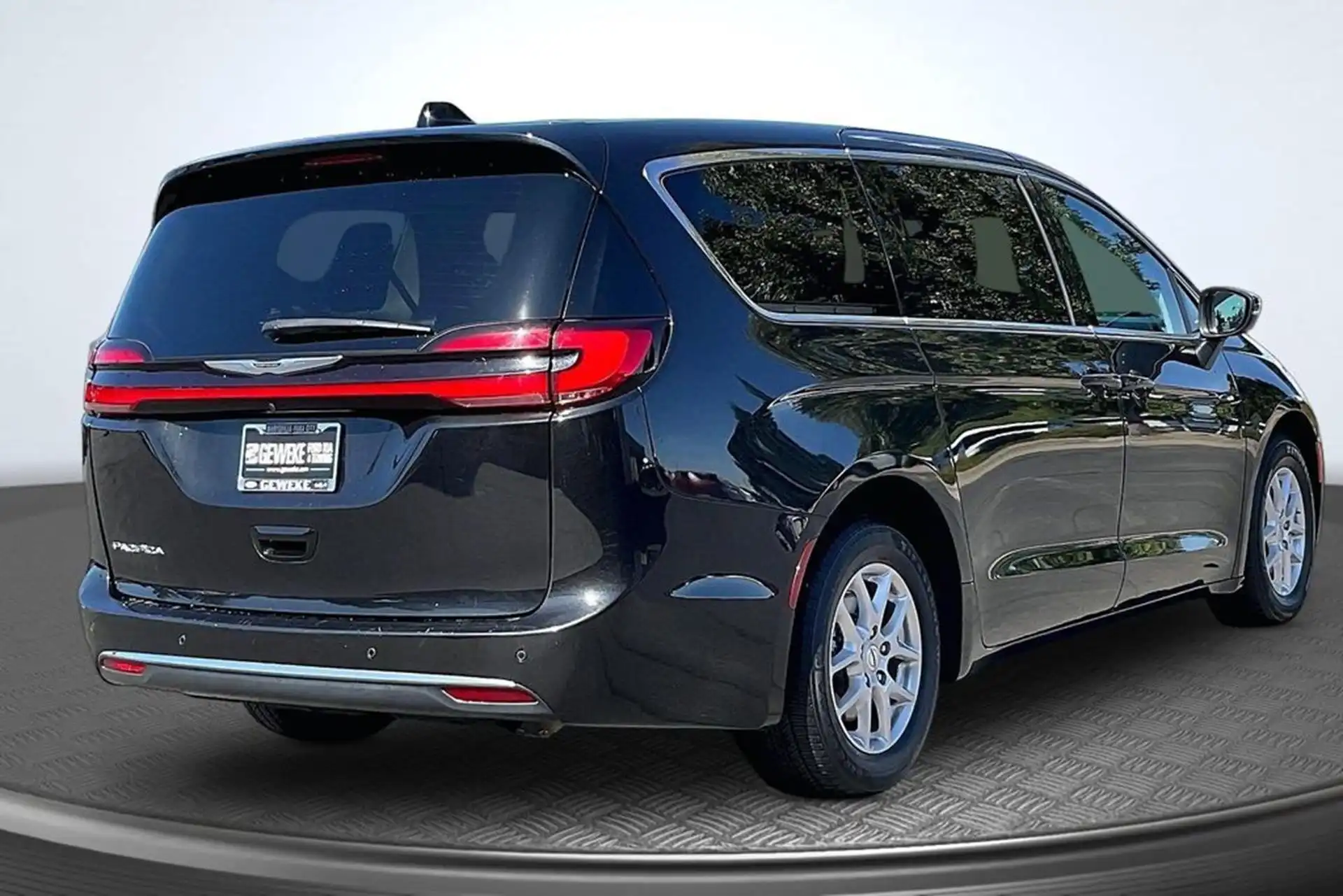 2023 Chrysler Pacifica Touring L's photo
