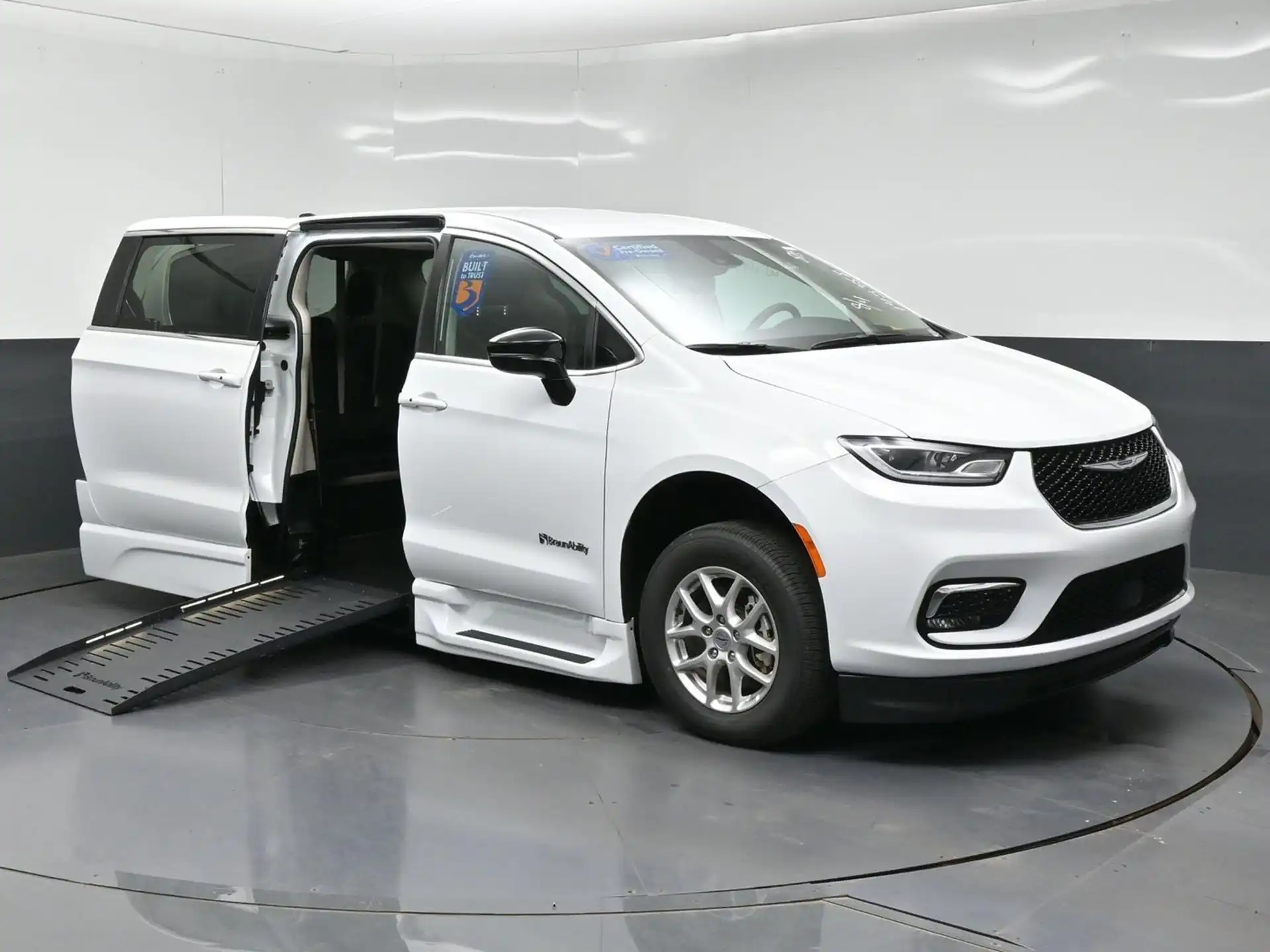 2024 Chrysler Pacifica Touring L's photo