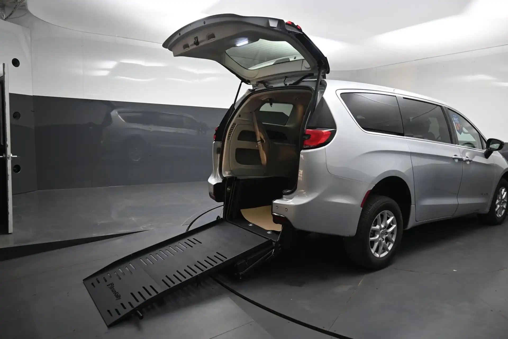 2024 Chrysler Pacifica Touring L's photo