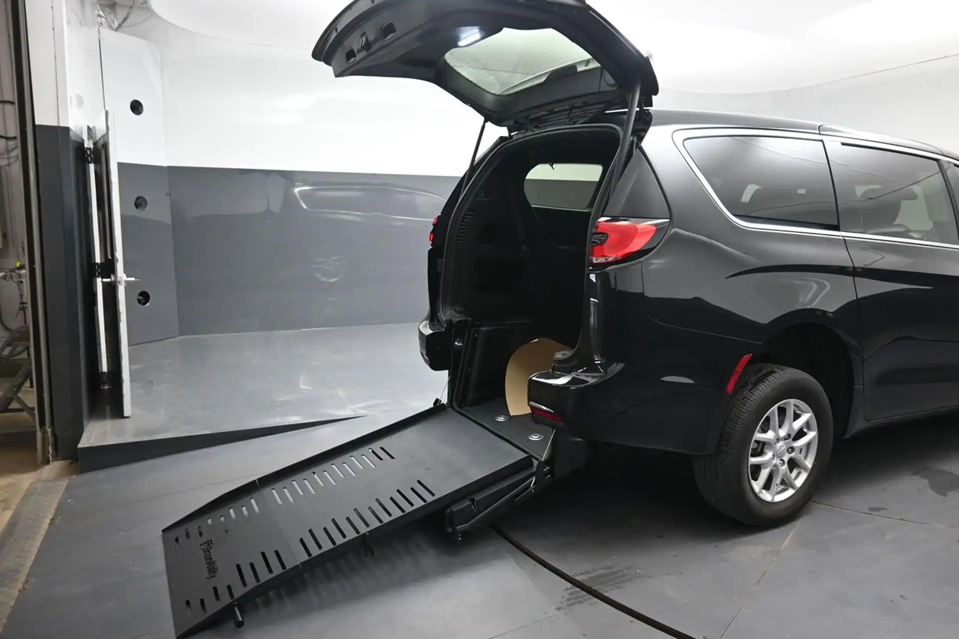 2025 Chrysler Pacifica Select's photo
