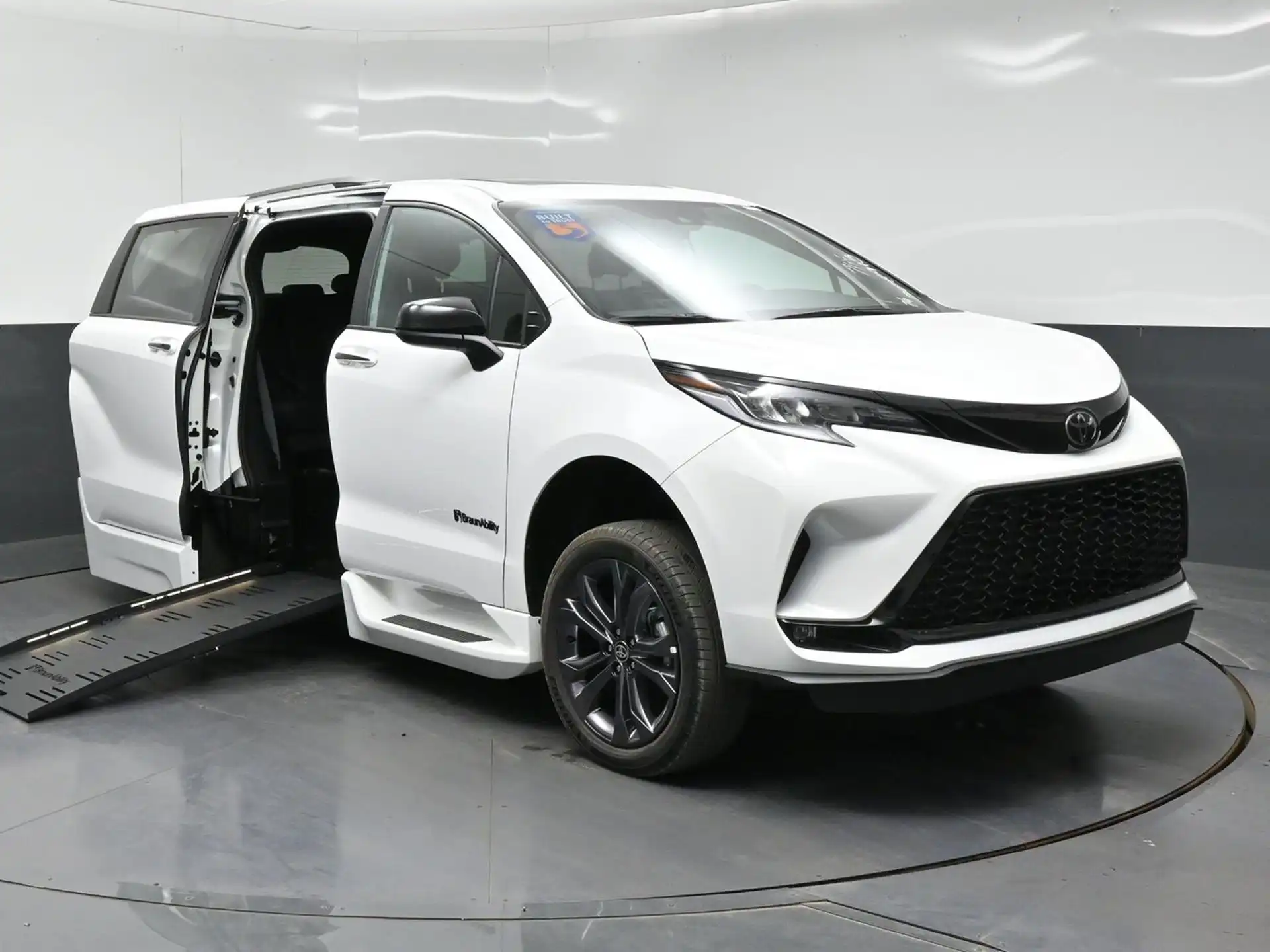 2026 Toyota Sienna XSE 7-Passenger Hybrid FWD's photo