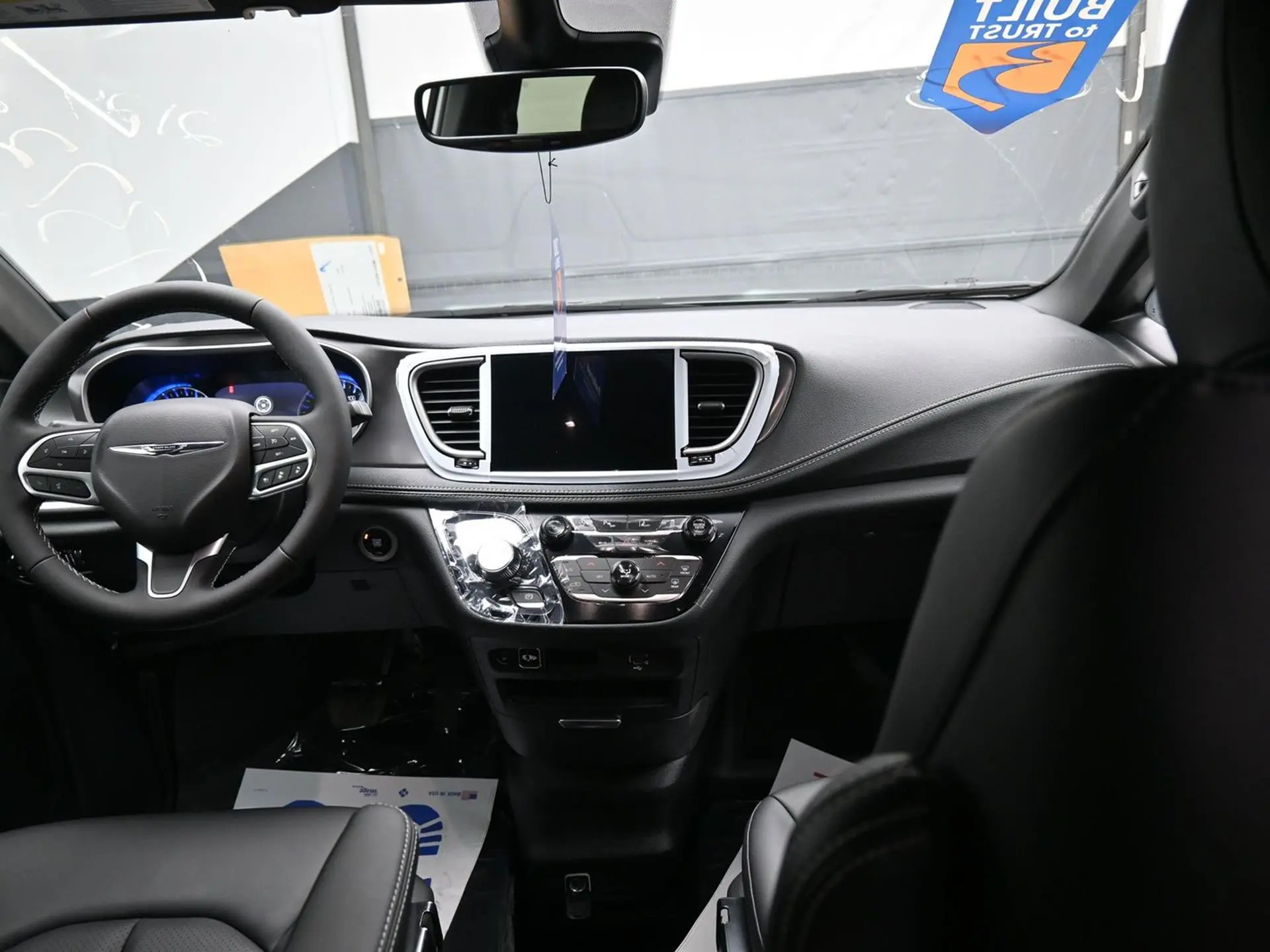 2026 Chrysler Pacifica Select photo 5