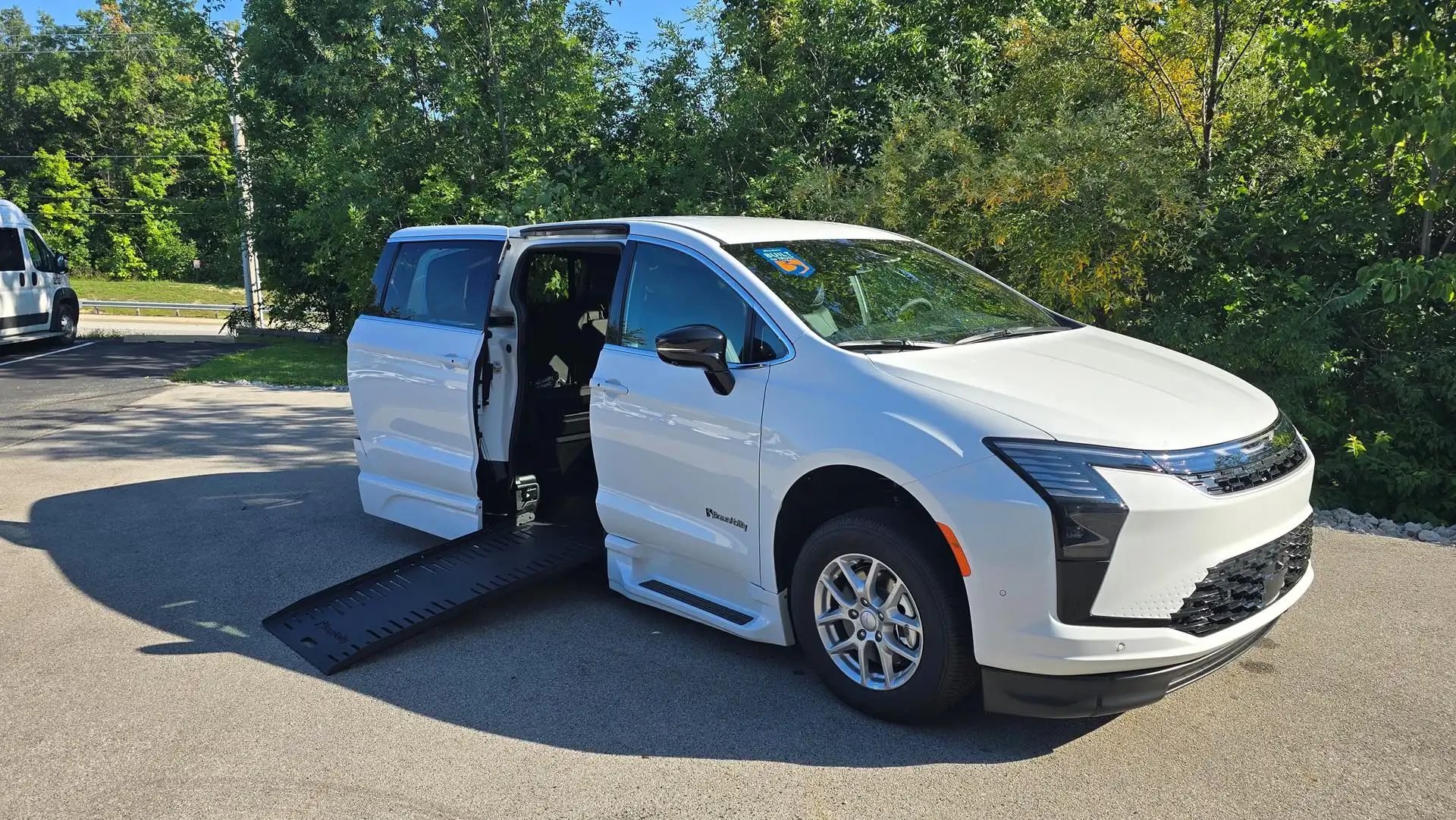 2027 Chrysler Pacifica Select's photo