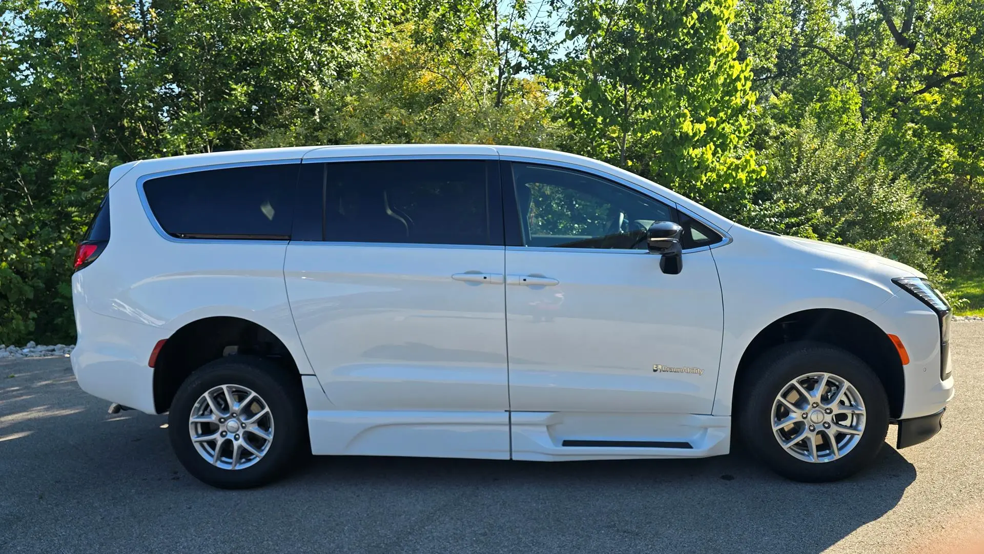 2027 Chrysler Pacifica Select photo 3