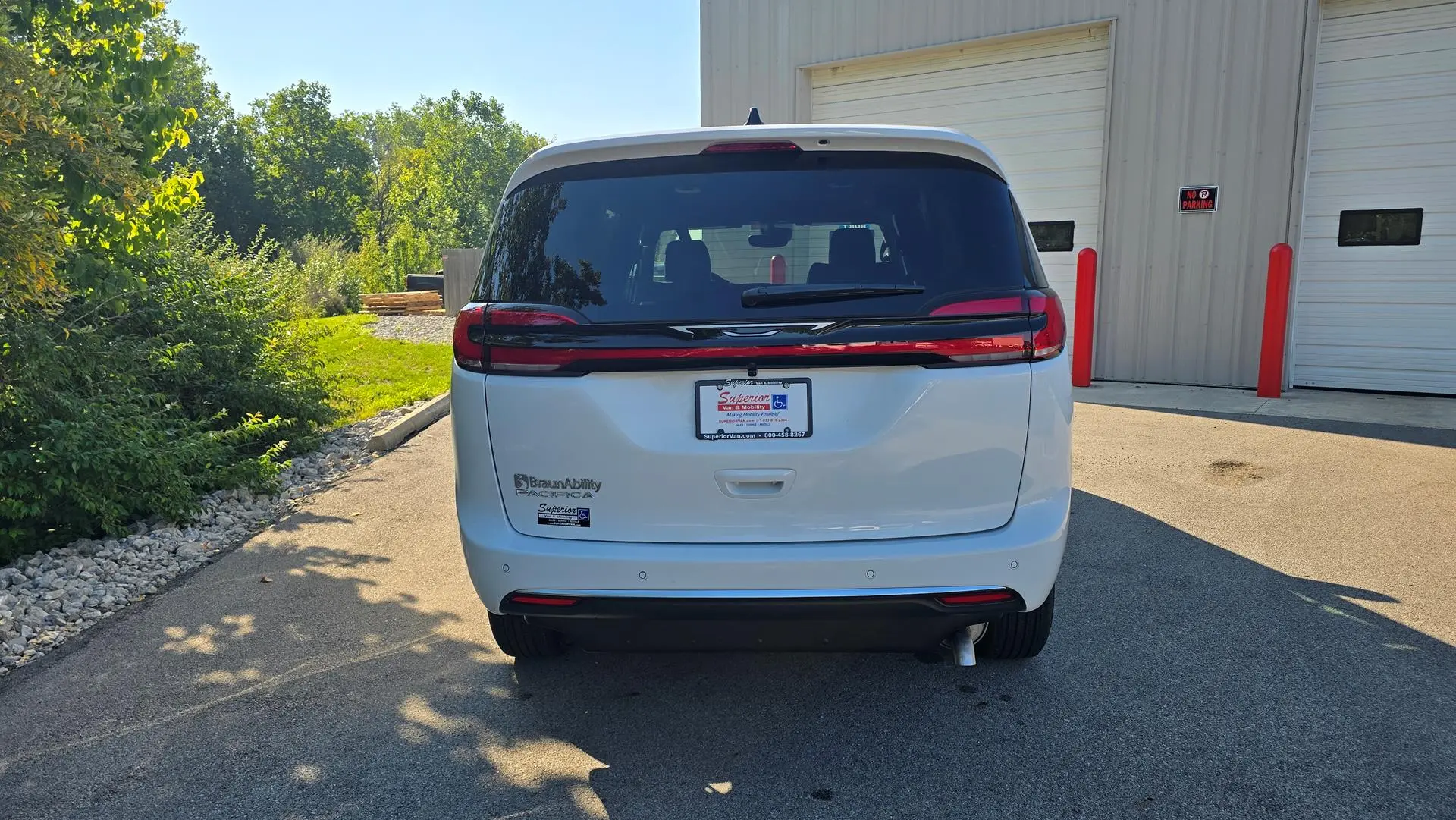 2027 Chrysler Pacifica Select photo 4