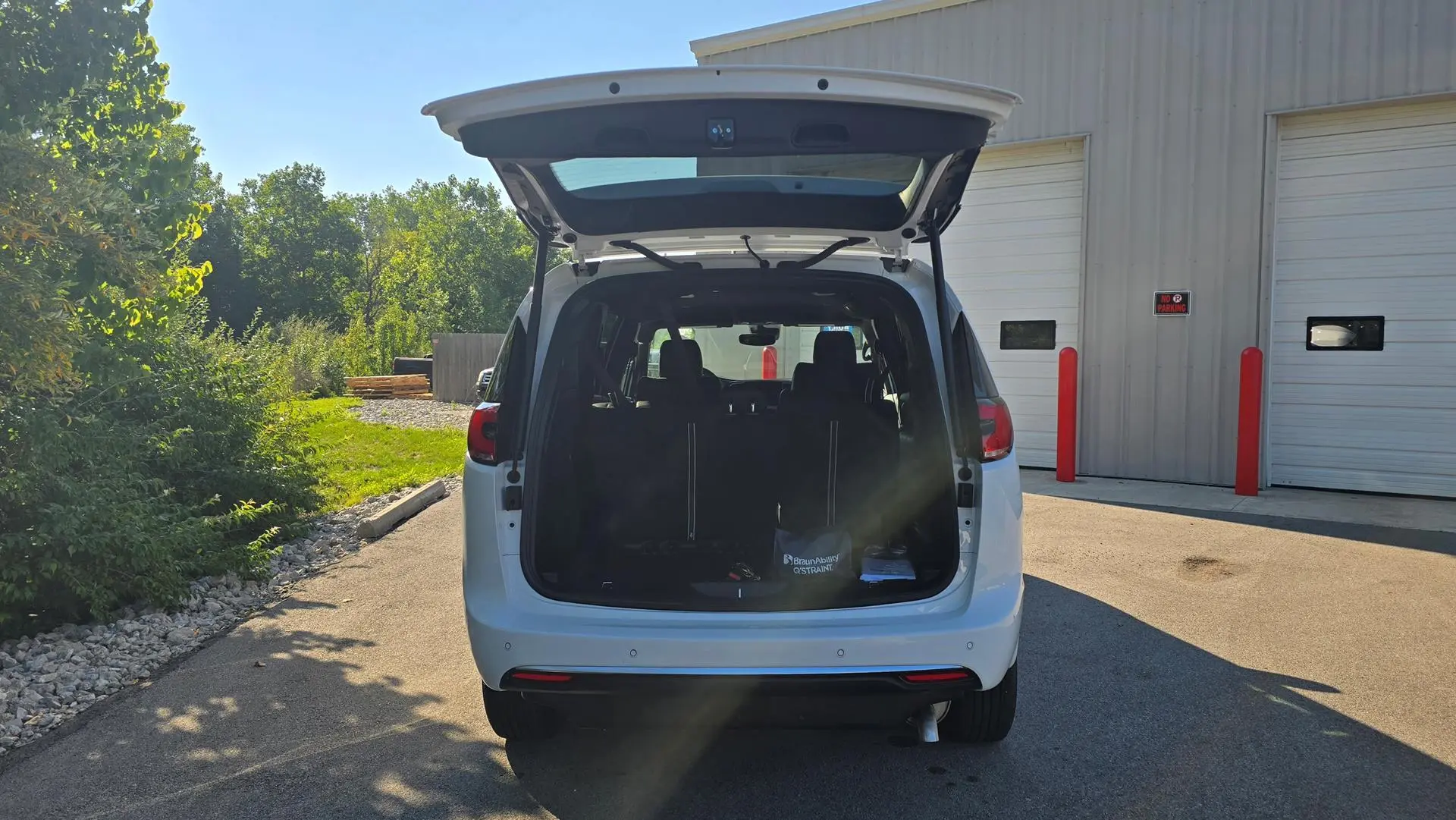 2027 Chrysler Pacifica Select photo 5