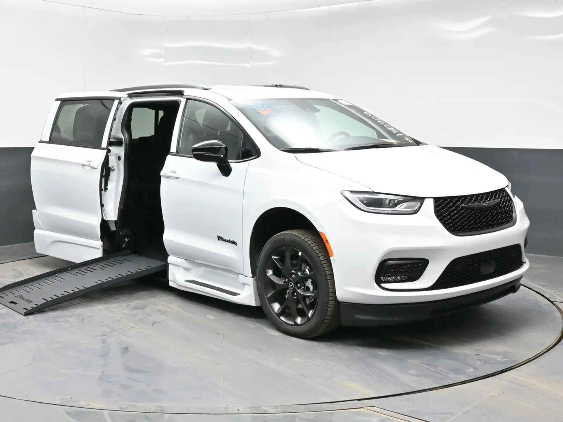 2026 Chrysler Pacifica Select's photo
