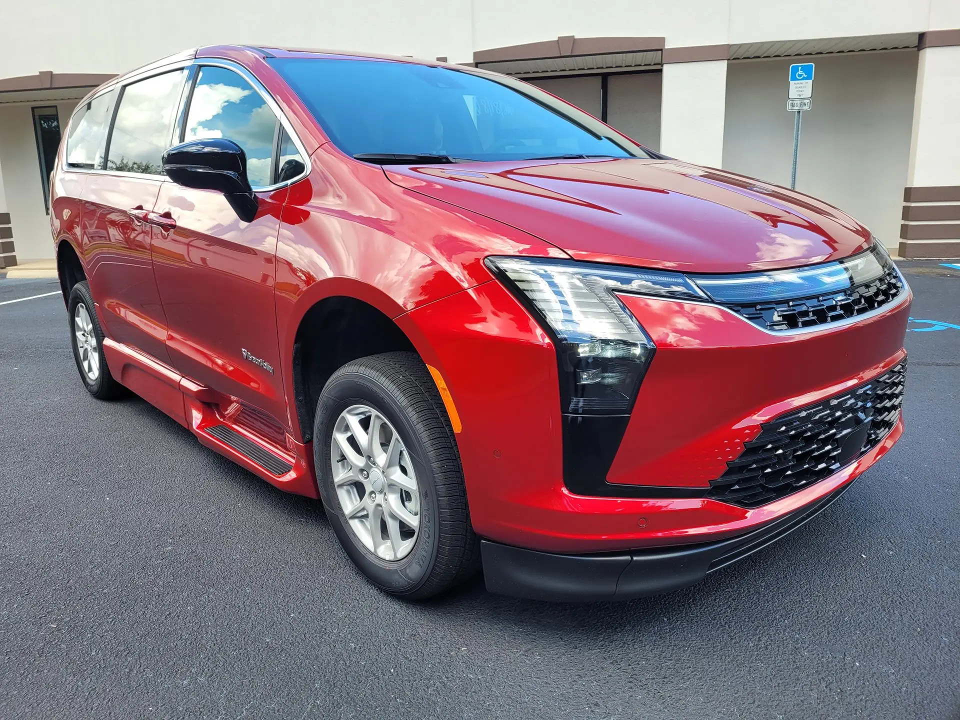 2027 Chrysler Pacifica Select photo 4
