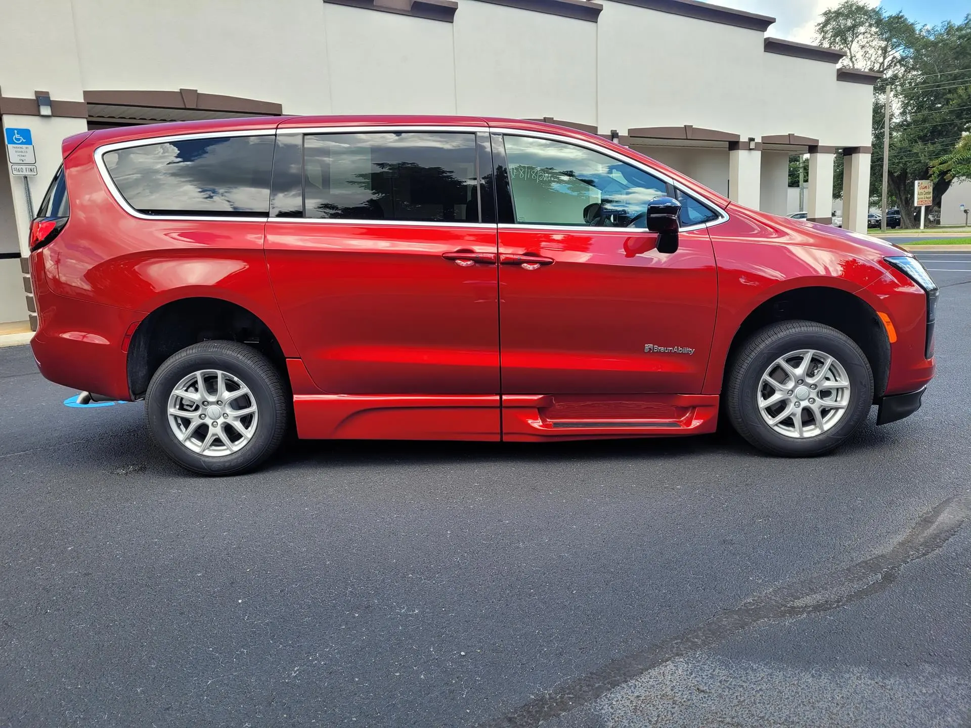 2027 Chrysler Pacifica Select photo 5