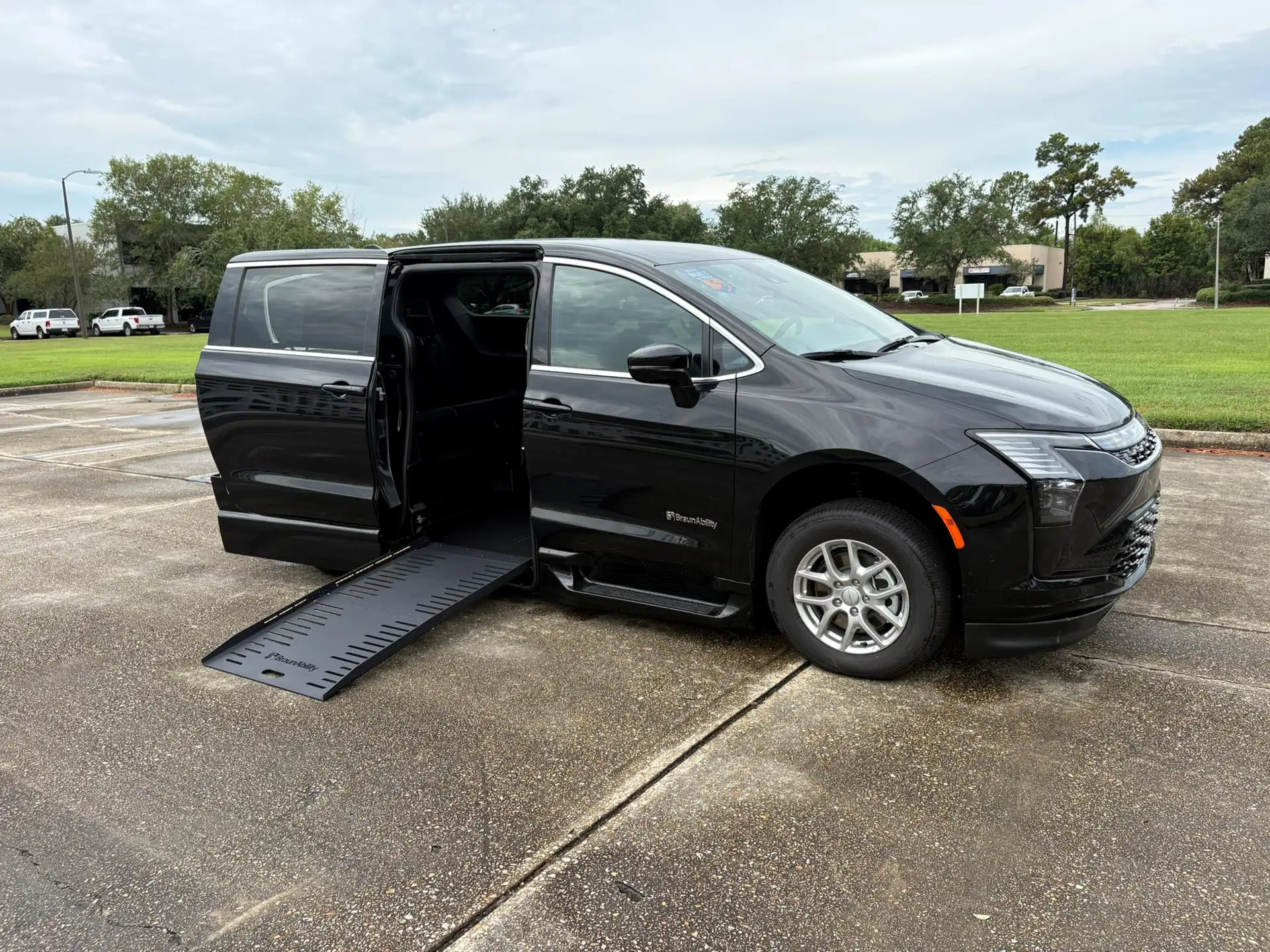 2027 Chrysler Pacifica Select photo 1