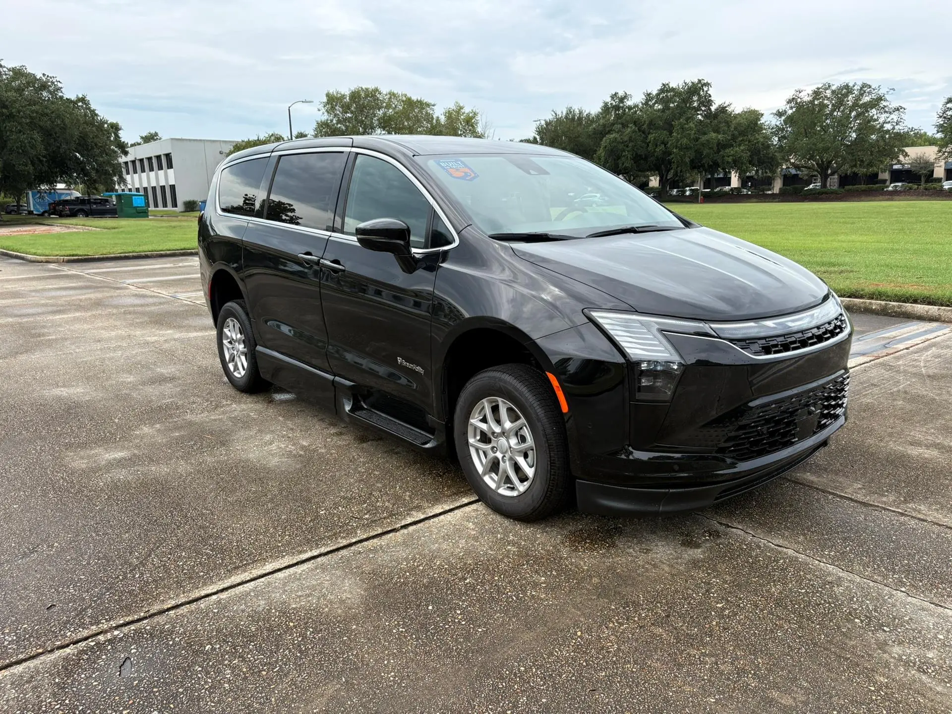 2027 Chrysler Pacifica Select photo 4
