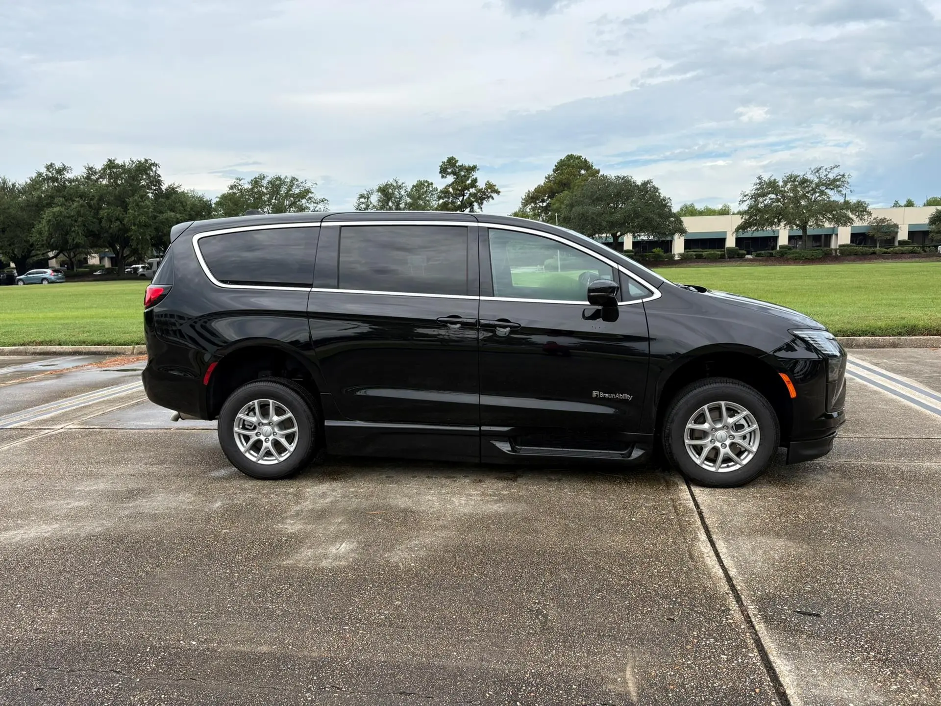 2027 Chrysler Pacifica Select photo 5