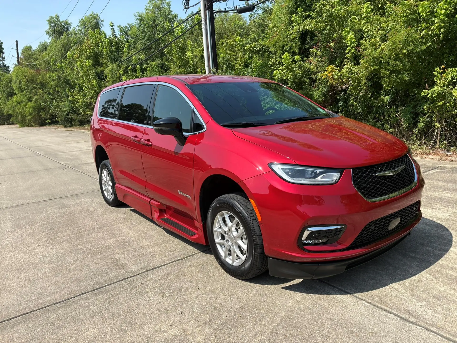 2025 Chrysler Pacifica Select photo 3
