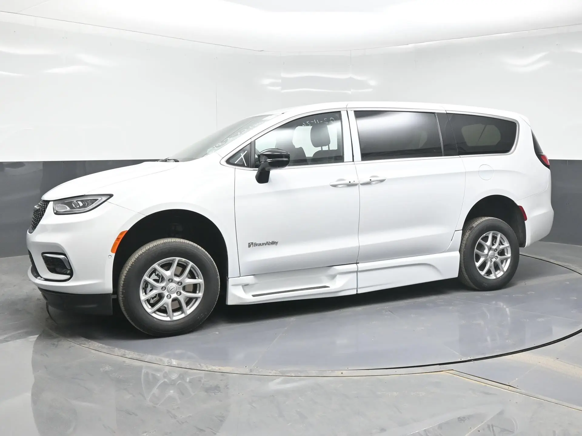 2026 Chrysler Pacifica Select photo 3