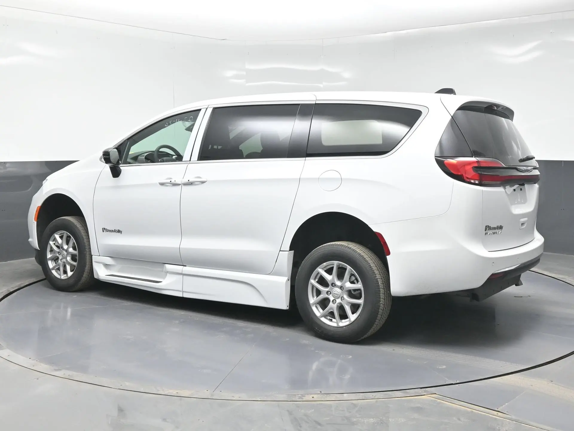 2026 Chrysler Pacifica Select photo 4