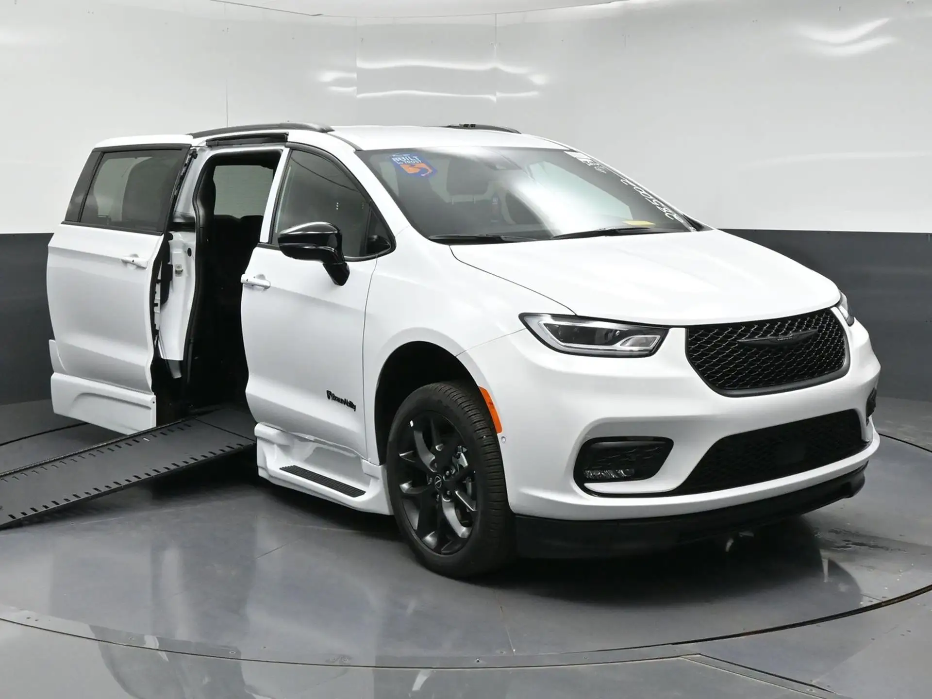 2026 Chrysler Pacifica Select photo 1