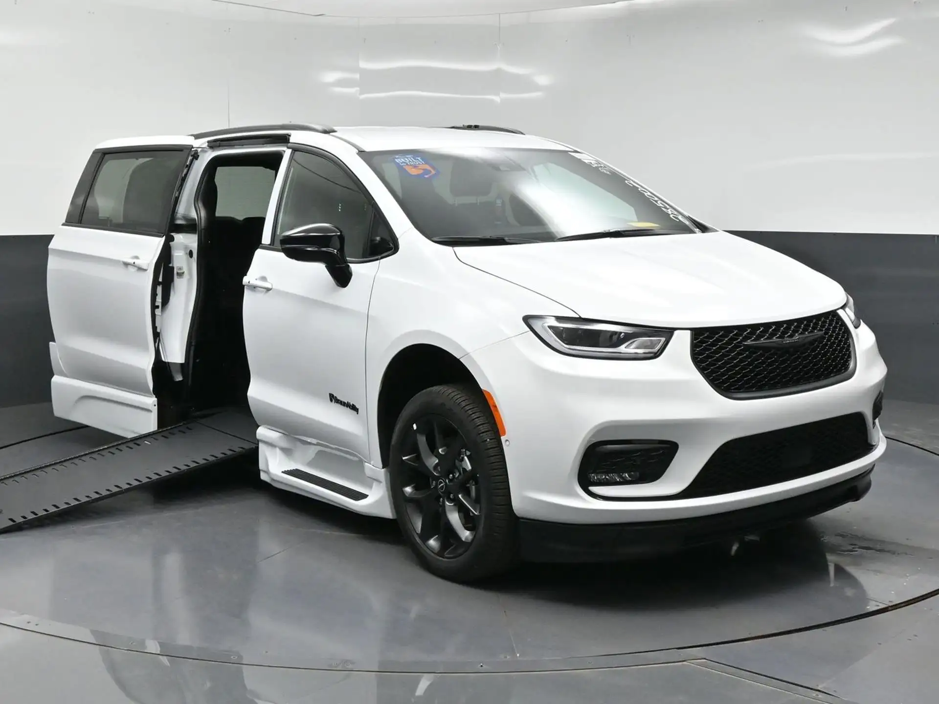 2026 Chrysler Pacifica Select's photo