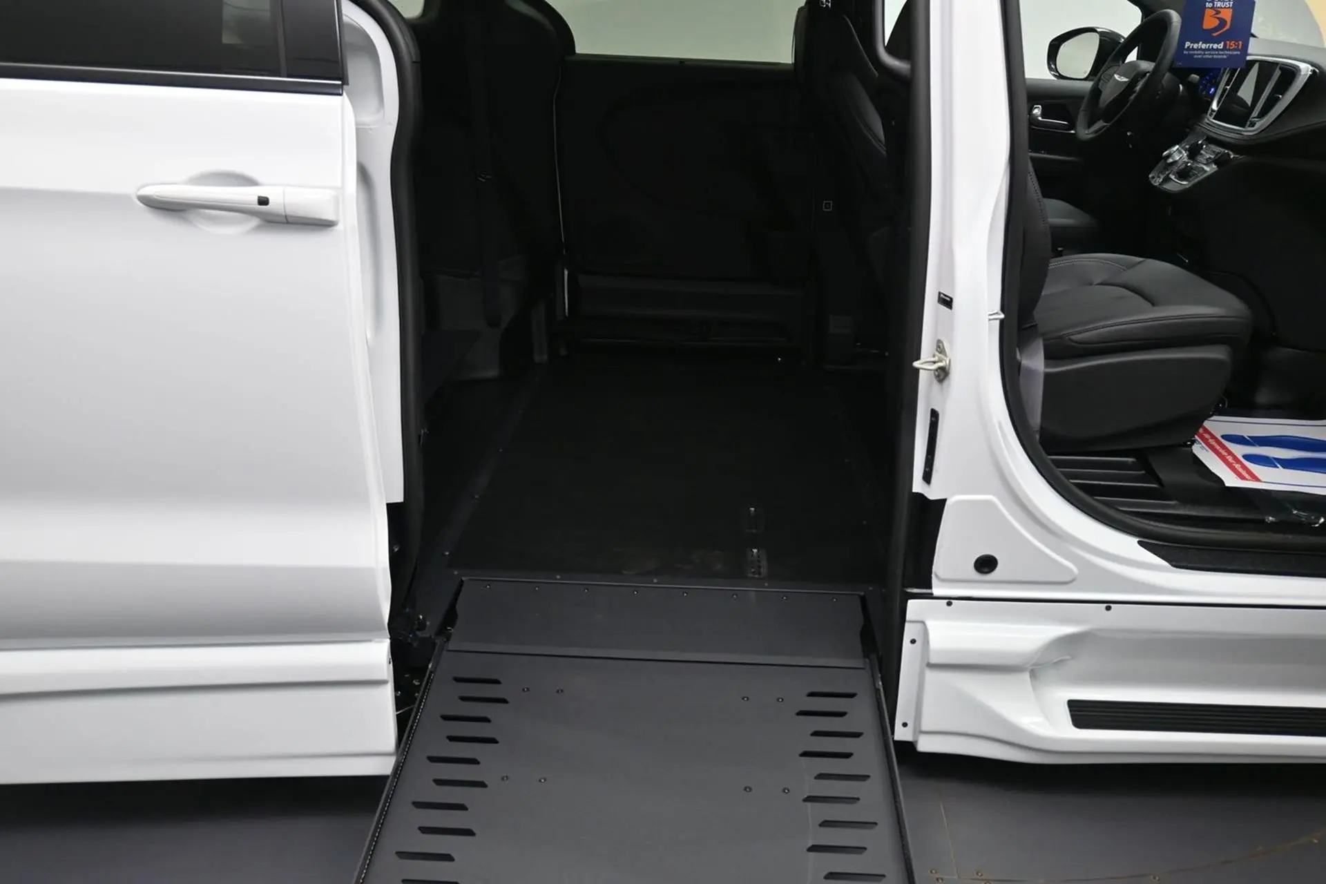 2026 Chrysler Pacifica Select photo 3