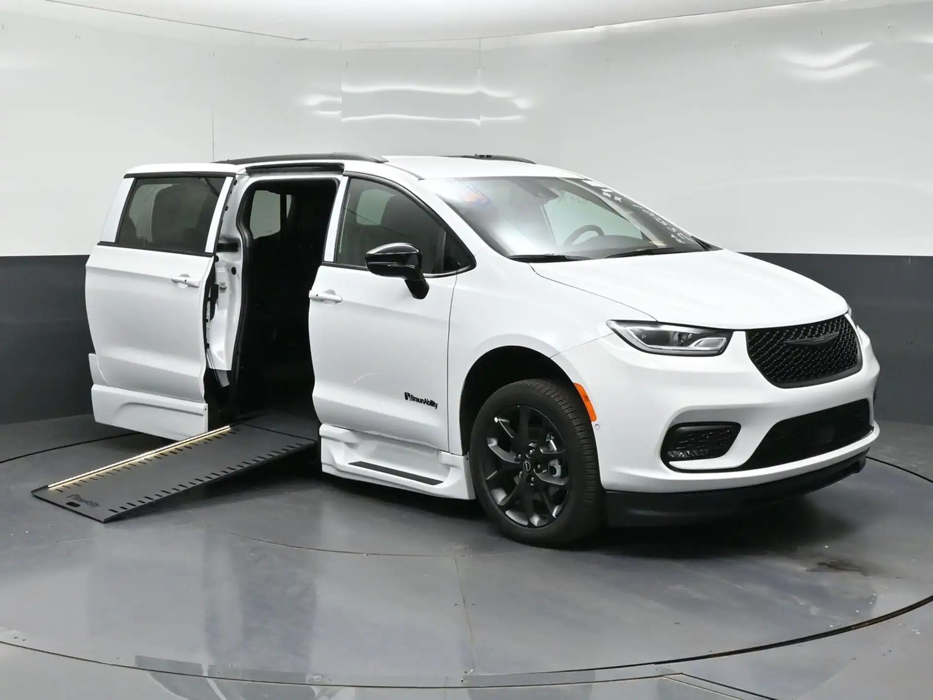 2026 Chrysler Pacifica Select's photo