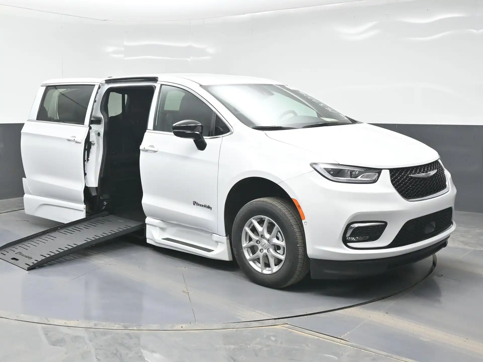 2026 Chrysler Pacifica Select's photo