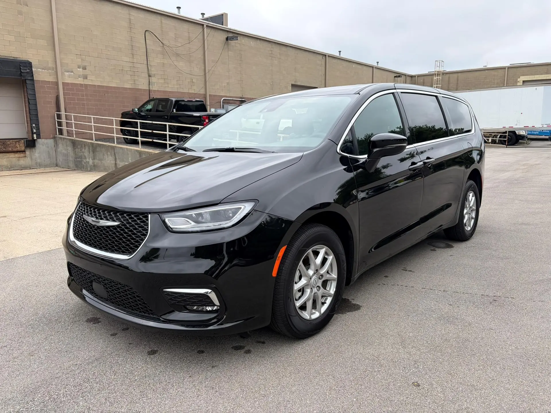 2026 Chrysler Pacifica Select photo 3