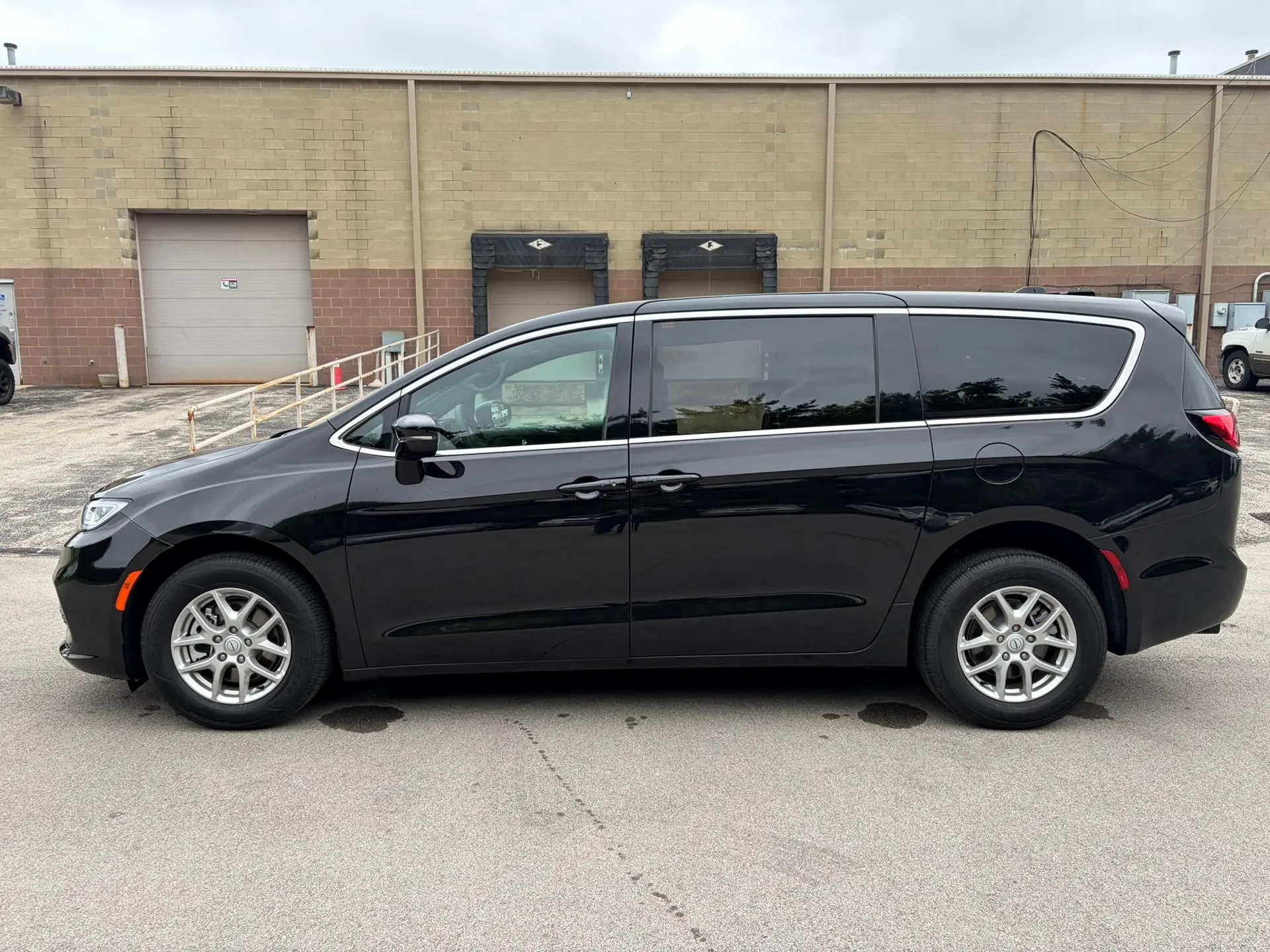 2026 Chrysler Pacifica Select photo 4