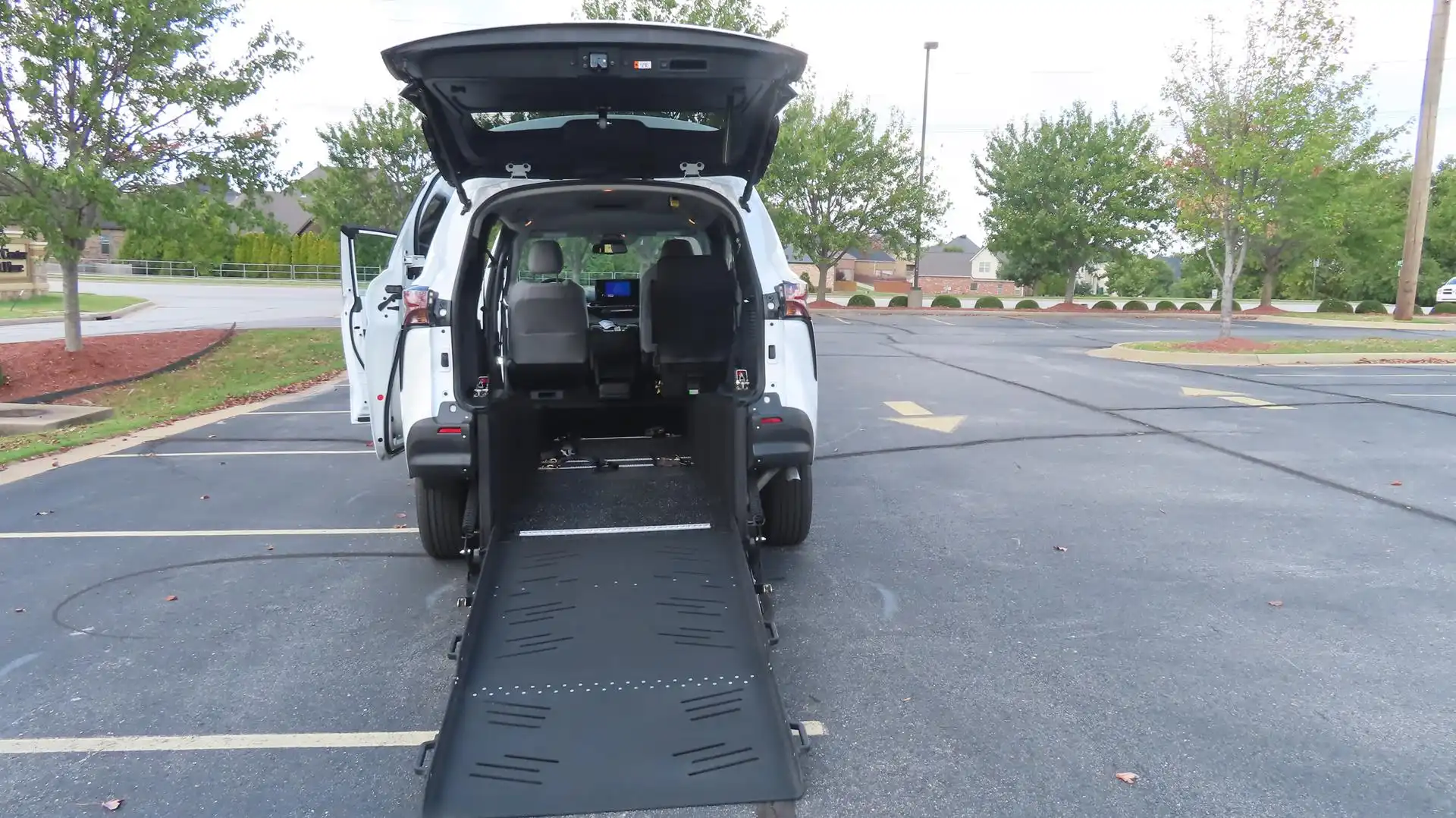 2026 Toyota Sienna LE 8-Passenger Hybrid FWD's photo
