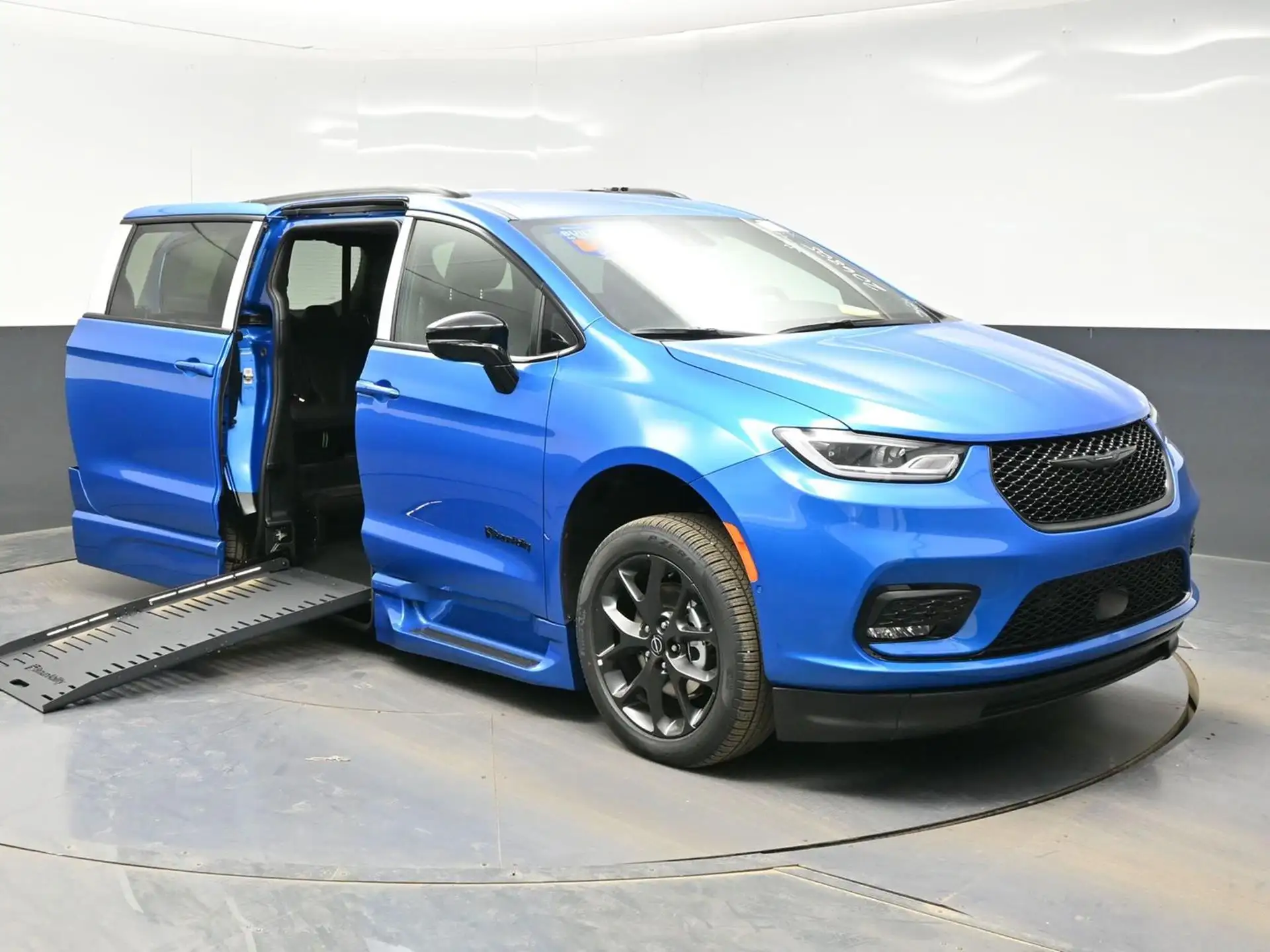 2026 Chrysler Pacifica Select's photo