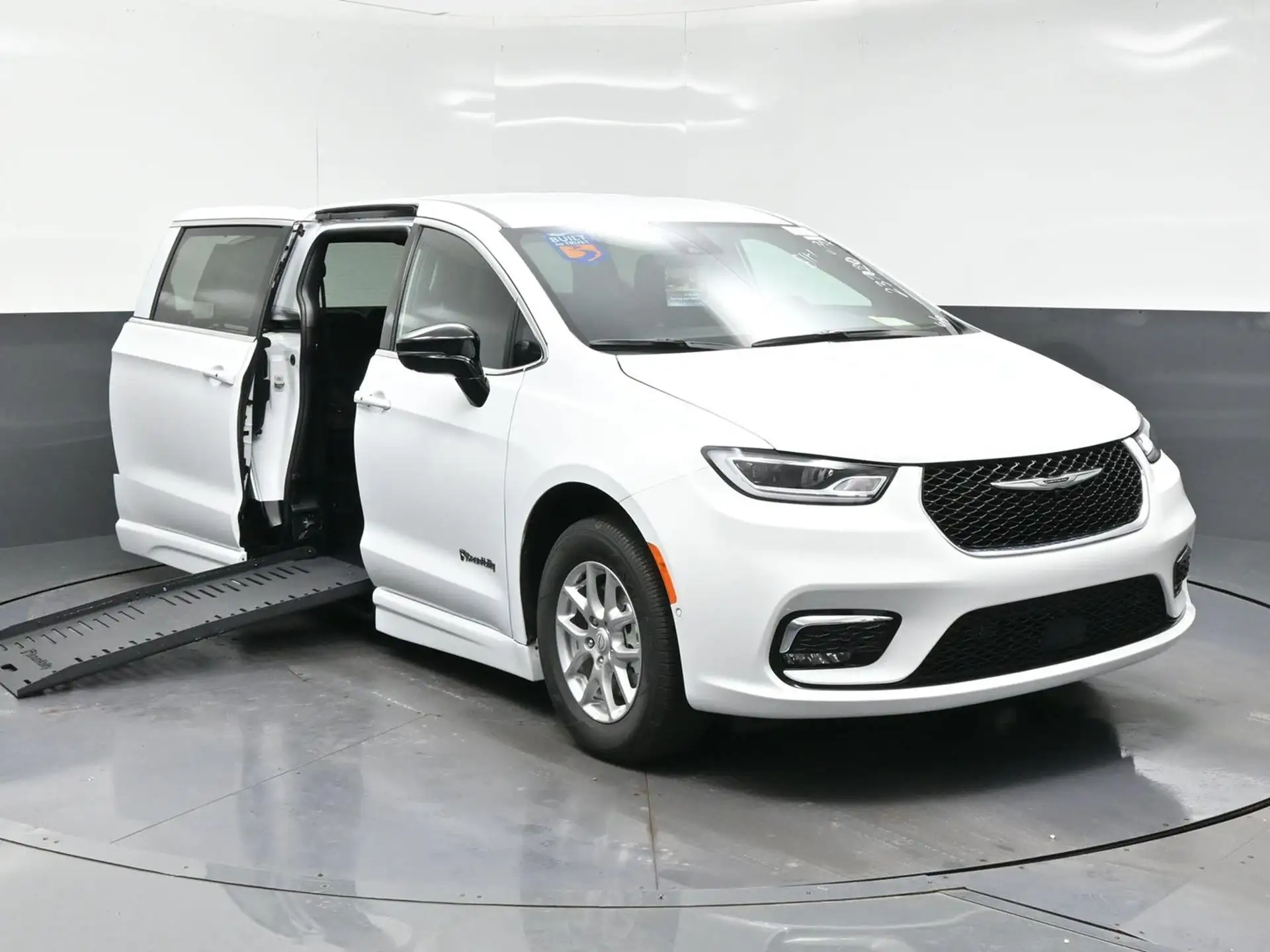 2026 Chrysler Pacifica Select's photo