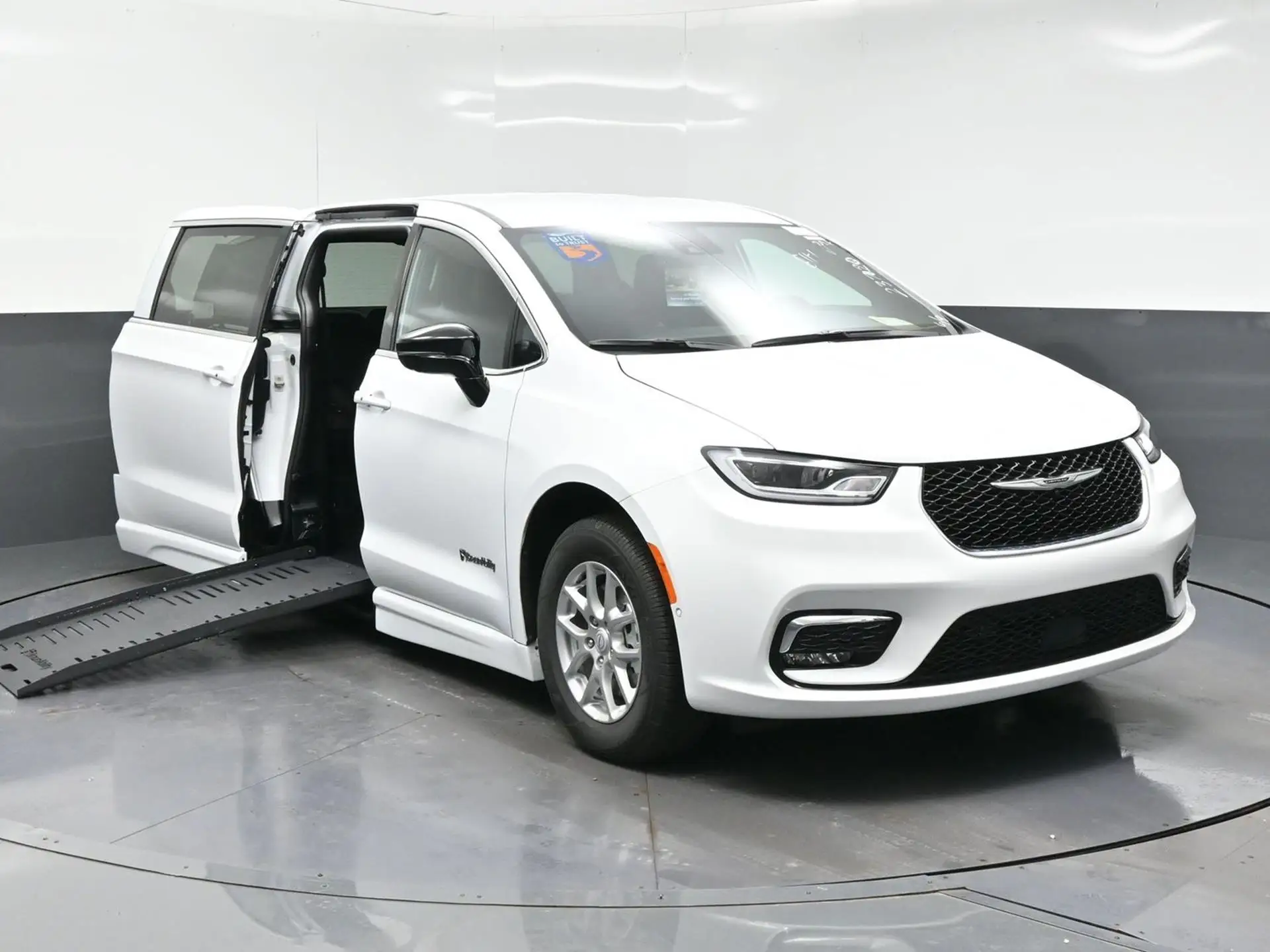 2026 Chrysler Pacifica Select photo 1