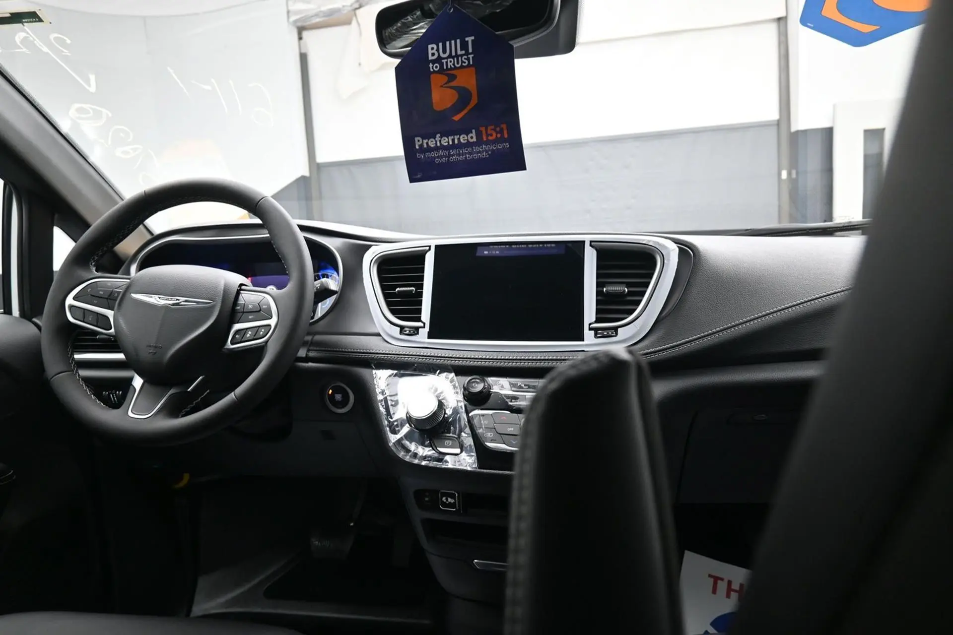 2026 Chrysler Pacifica Select photo 5