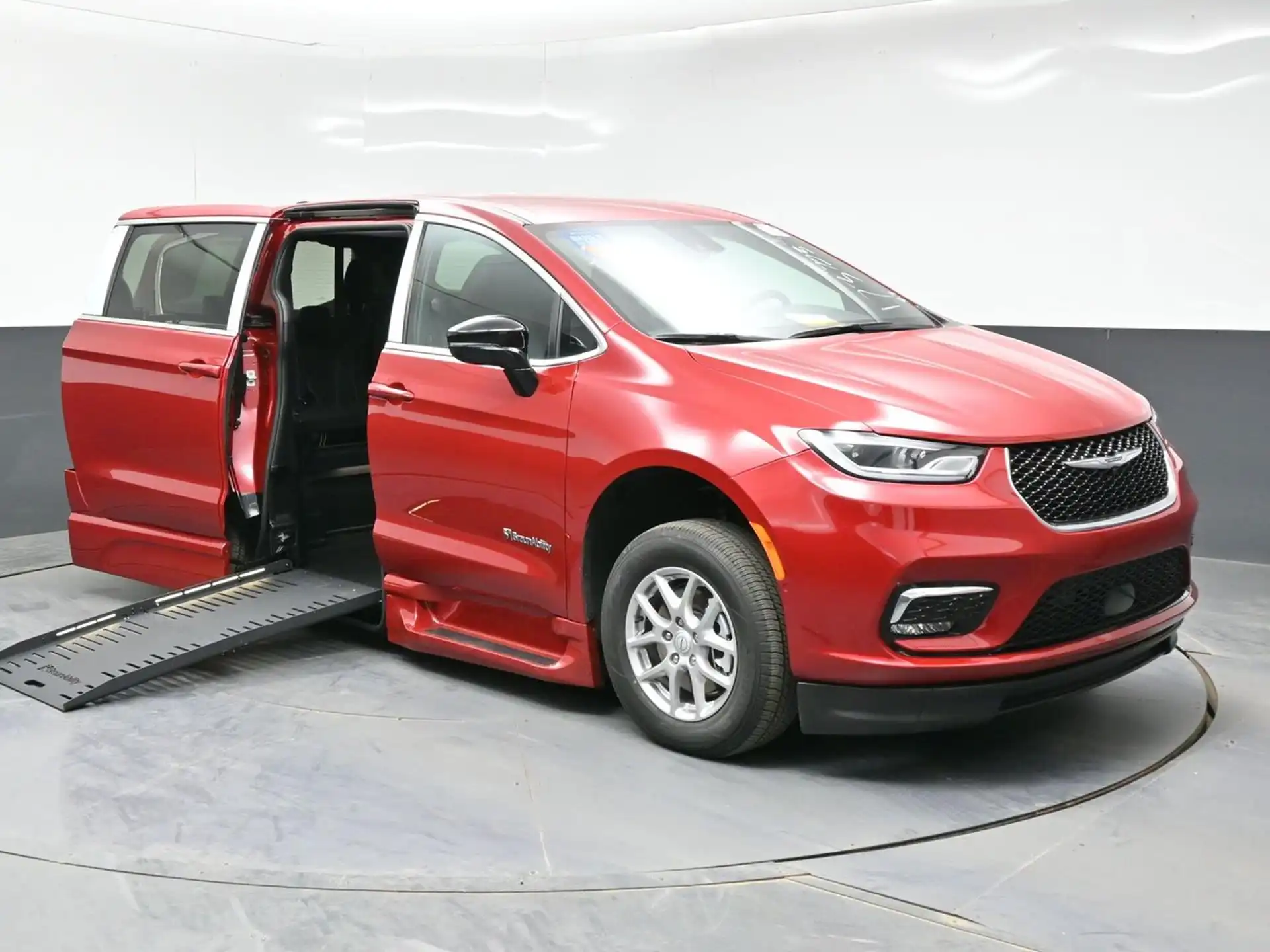 2026 Chrysler Pacifica Select's photo