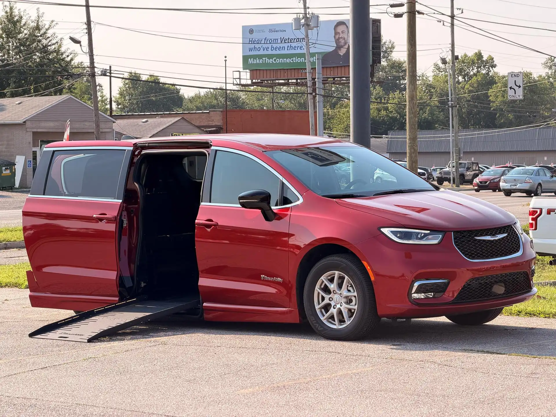 2026 Chrysler Pacifica Select's photo
