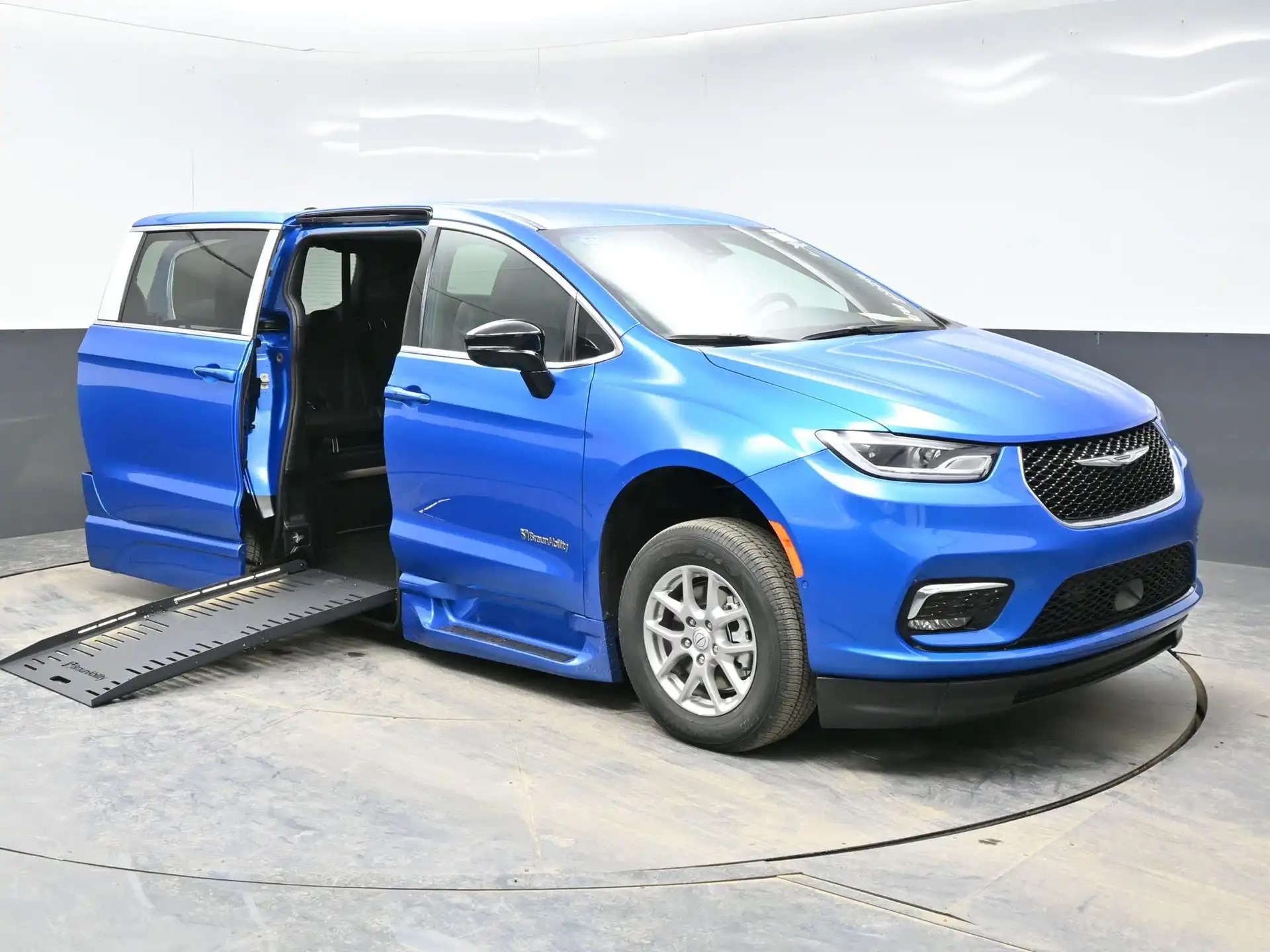 2026 Chrysler Pacifica Select's photo