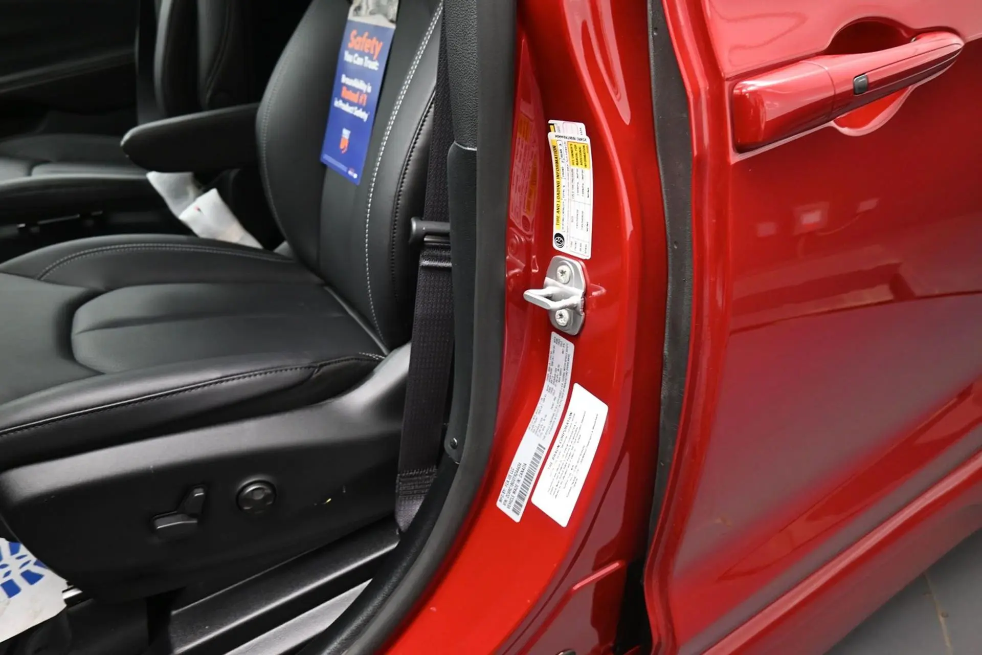 2026 Chrysler Pacifica Select photo 5